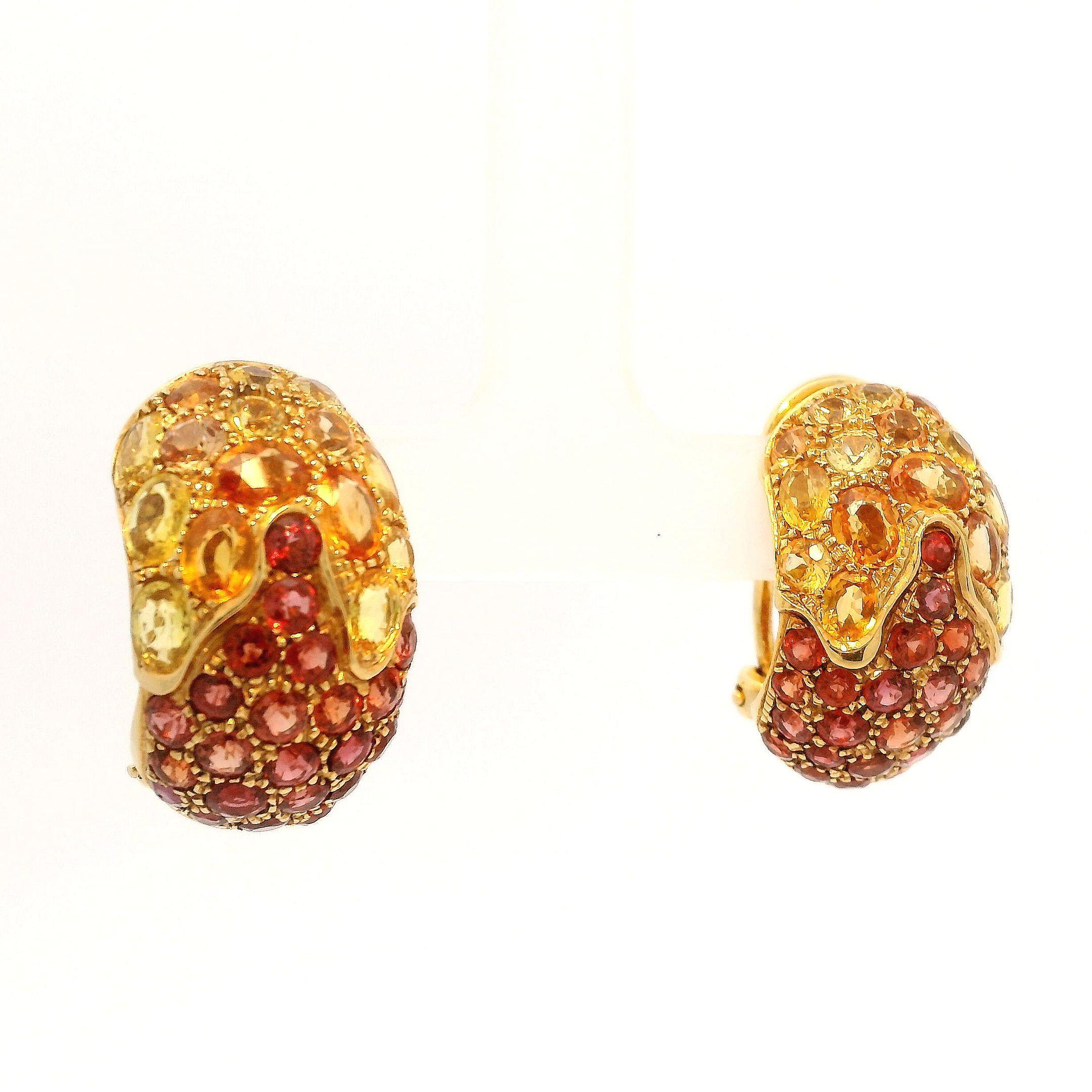 Eleva il tuo stile con questi opulenti abbracci a clip in oro giallo 18 carati impreziositi da un'accattivante serie di zaffiri gialli e arancioni. Questi straordinari orecchini, che emanano eleganza e raffinatezza, sono un vero capolavoro di