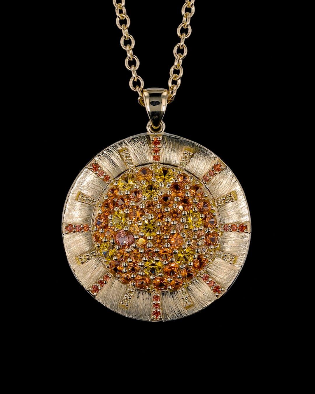 Sonnenhalskette aus 18 Karat Gelbgold mit gelbem und orangefarbenem Saphir (Rundschliff) im Angebot