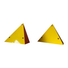 Gelbes und oranges dreieckiges Prismenpaar Wandlampen, 1970er Jahre, Deutschland Gelbes und oranges dreieckiges Prismenpaar Wandlampen, 1970er Jahre, Deutschland