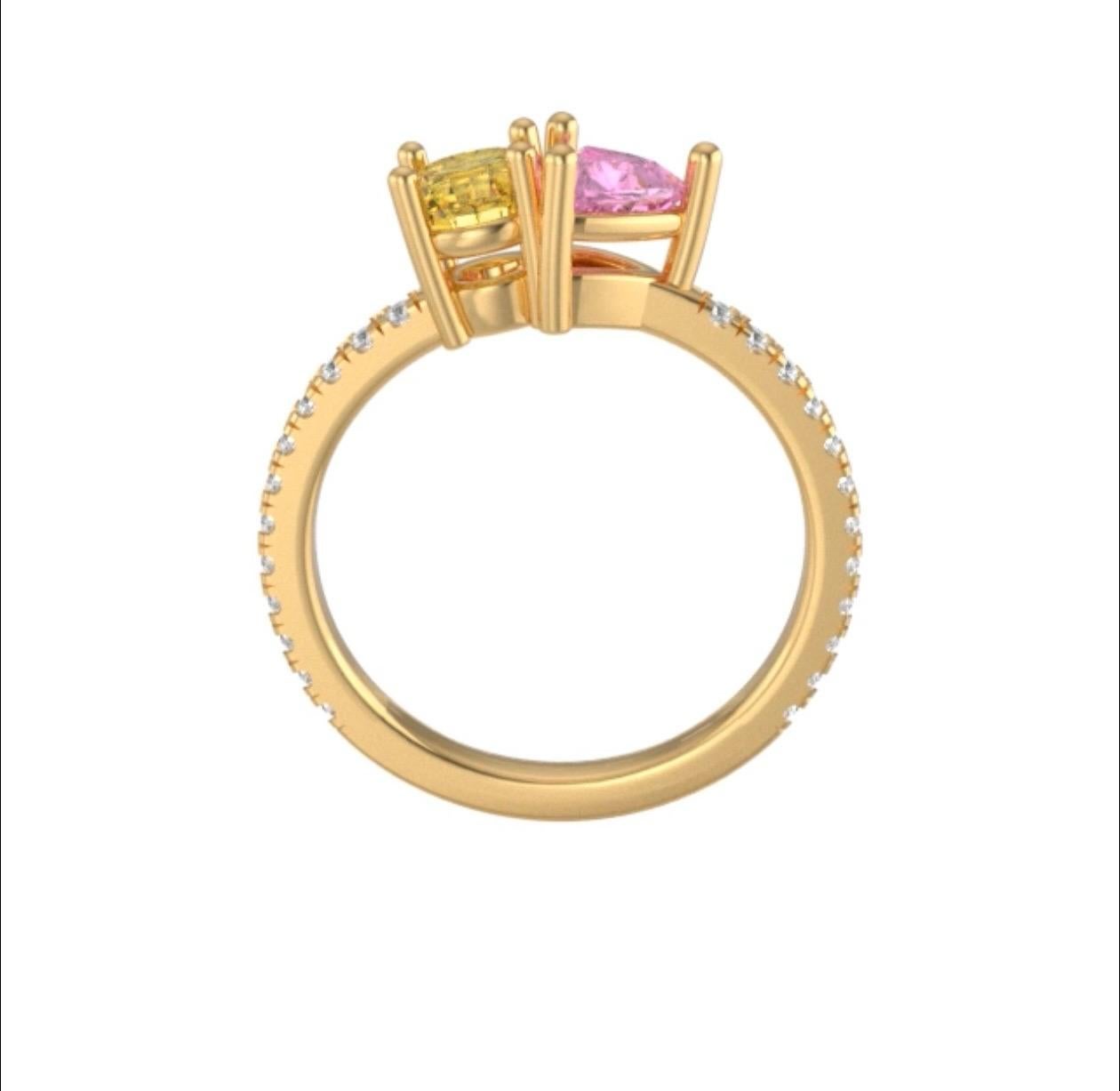 Questo splendido anello unico nel suo genere presenta uno zaffiro giallo rotondo di 4,6 mm, pari a 0,45 carati, e uno zaffiro rosa trillion di 4,5 mm, pari a 0,3 carati. La fascia è impreziosita da 0,01 carati di diamanti a taglio pieno da 1,3 mm.