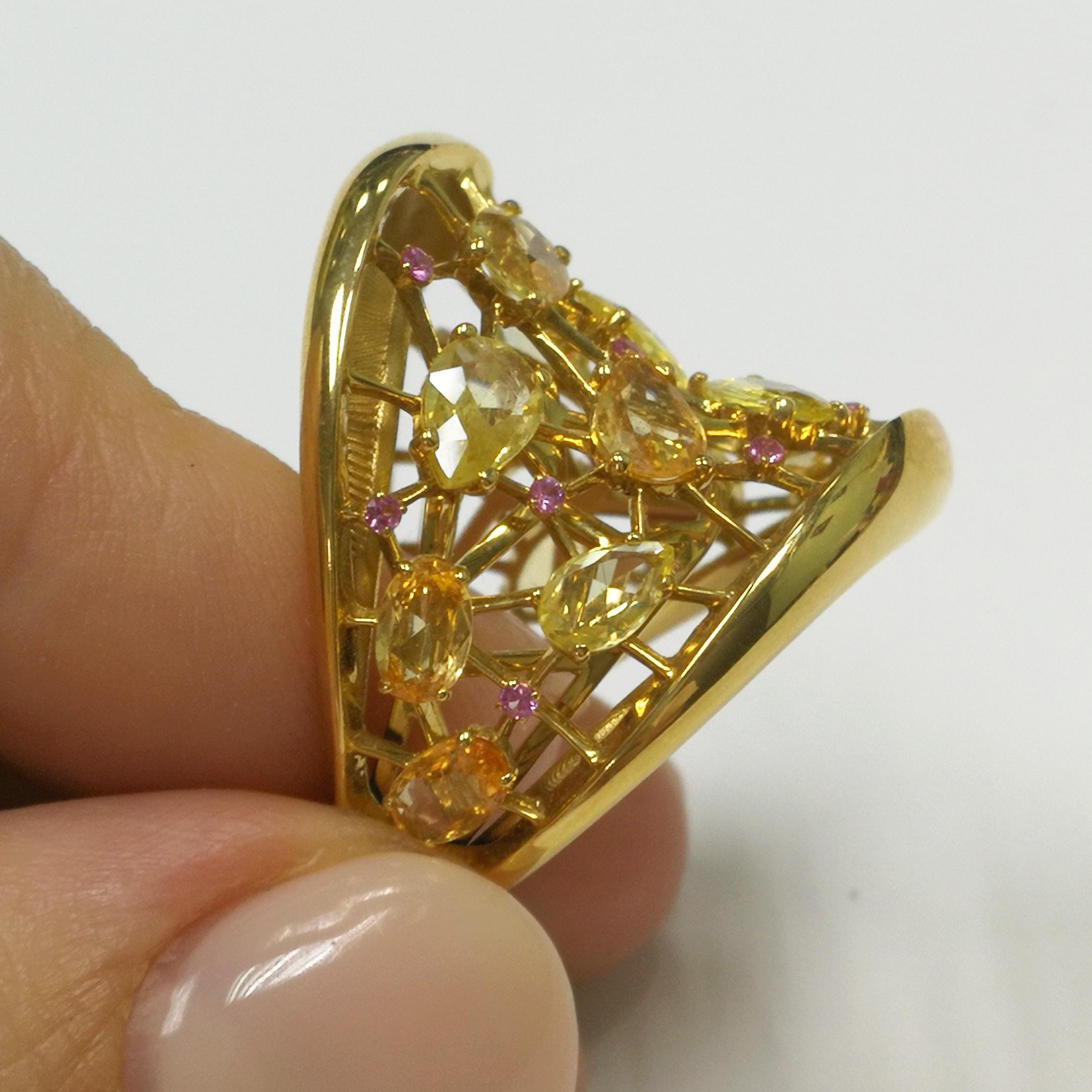 Contemporary Yellow and Pink Sapphires 18 Karat Yellow Gold Splash Ring For Sale
