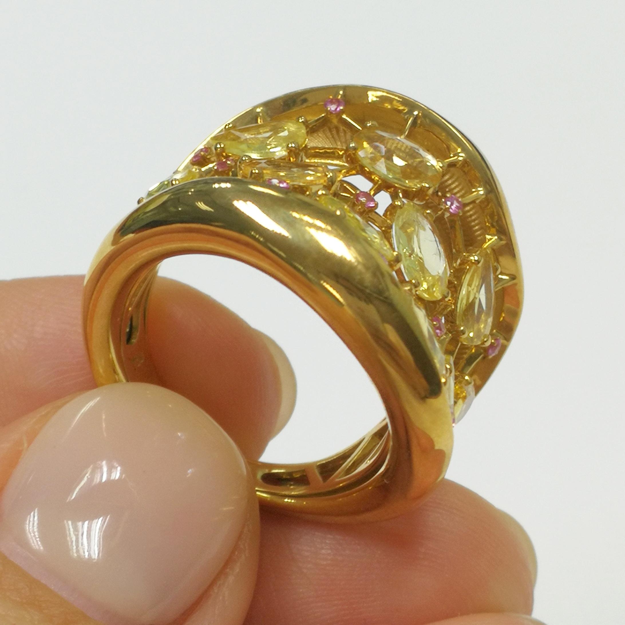 Mixed Cut Yellow and Pink Sapphires 18 Karat Yellow Gold Splash Ring For Sale