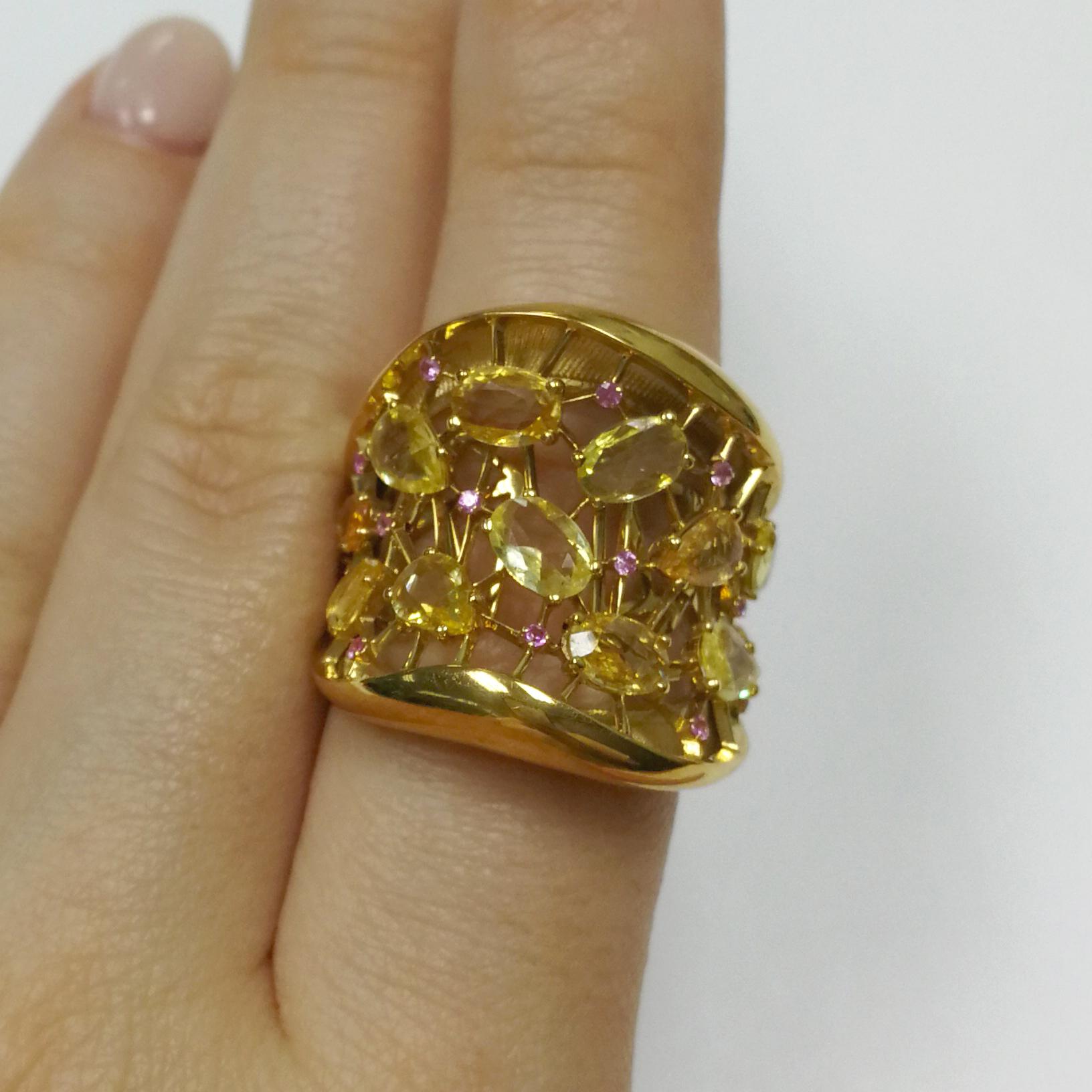 Women's Yellow and Pink Sapphires 18 Karat Yellow Gold Splash Ring For Sale