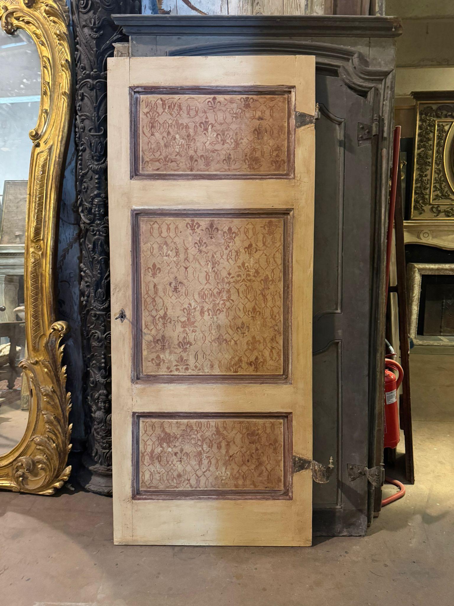 Porte d'intérieur ancienne, laquée et peinte avec un fond jaune et des panneaux rouges de couleur terre avec un motif répétitif. La porte conserve les charnières papillon en fer d'origine, mais n'a pas de cadre. Elle peut donc être utilisée comme