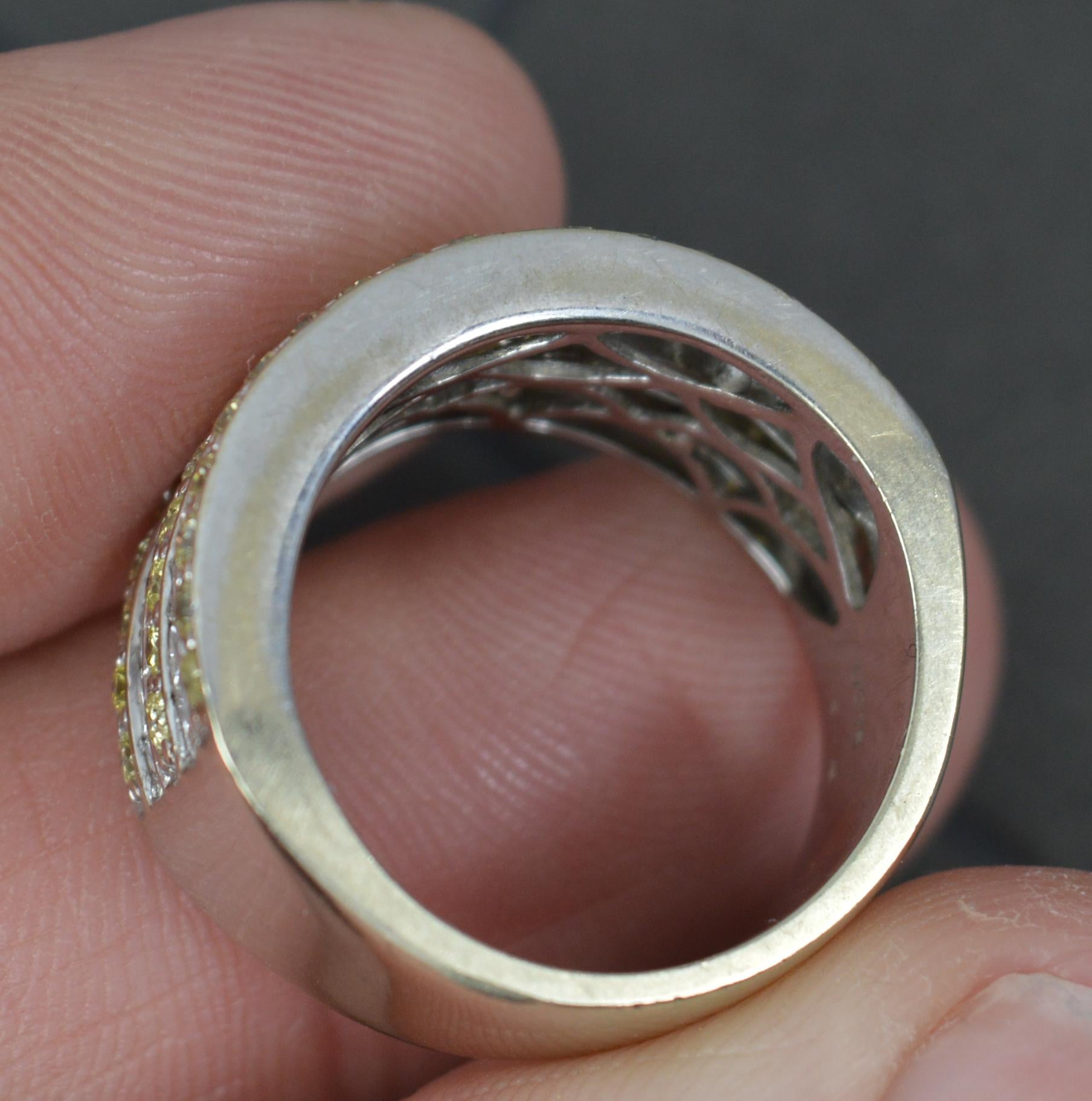 Gelber und weißer 2,18 Karat natürlicher Diamant und 18 Karat Gold Band Cluster-Ring im Zustand „Hervorragend“ in St Helens, GB