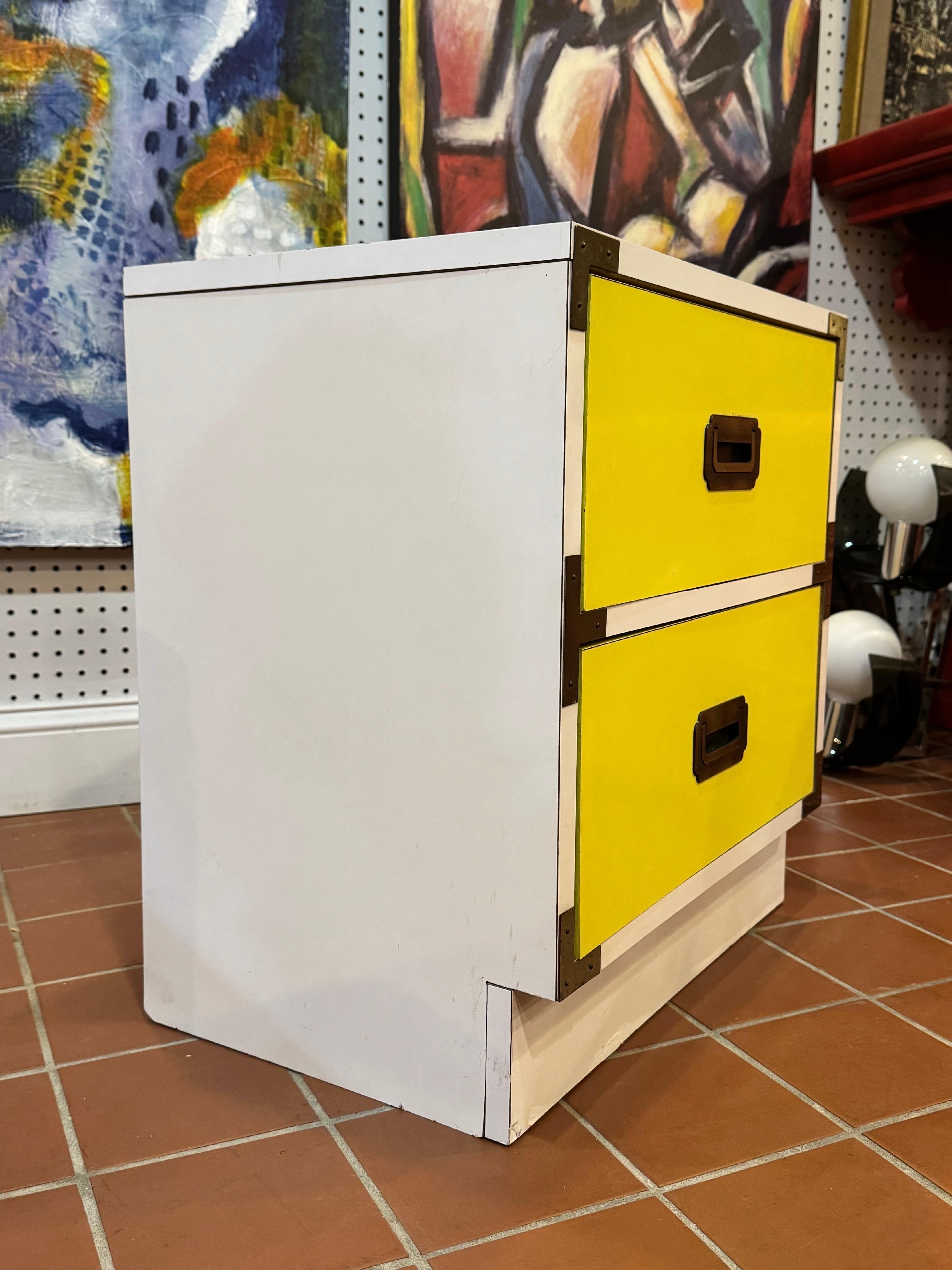 Comodino Campaigner giallo e bianco in vendita 1