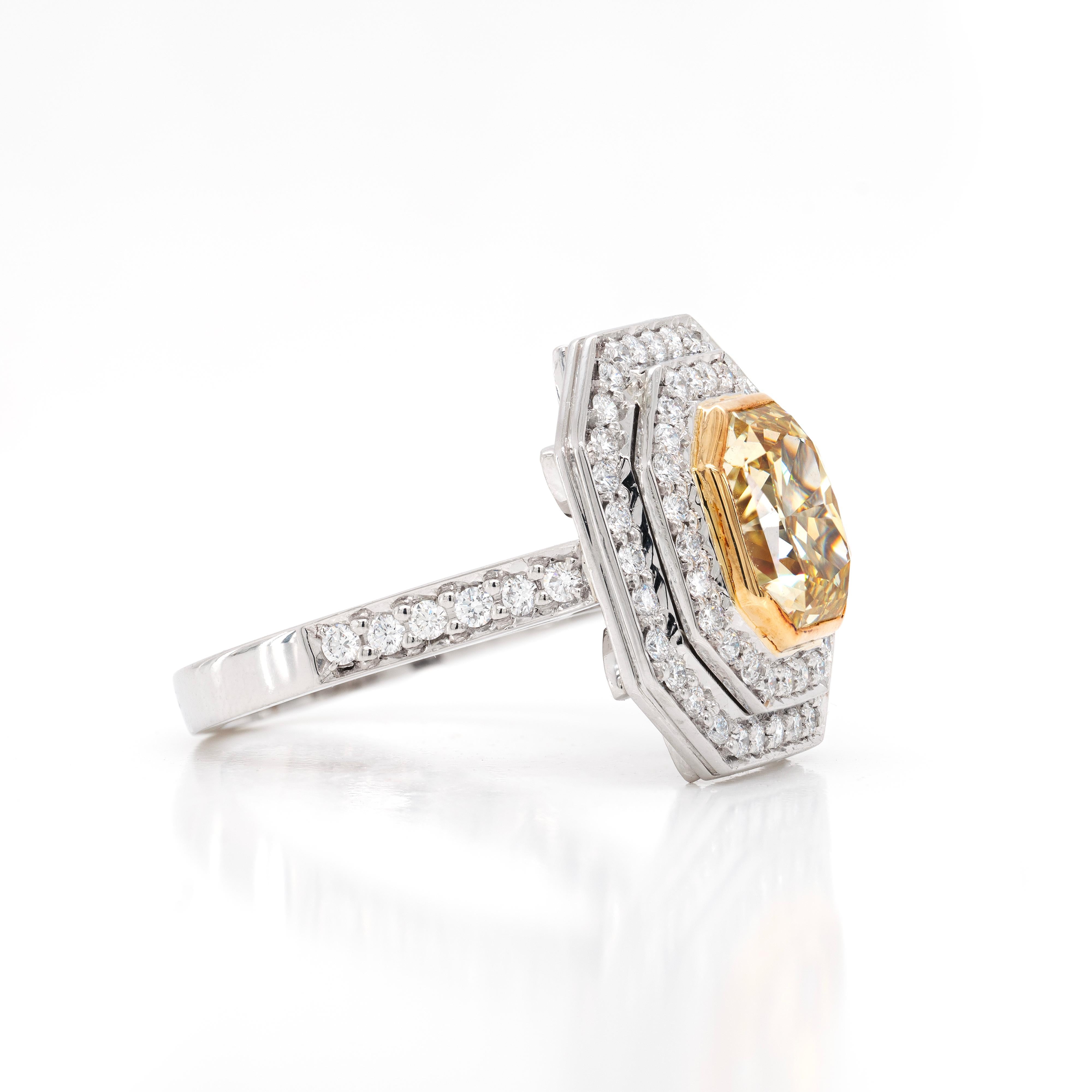 Dieser prächtige Verlobungsring aus 18 Karat Weißgold enthält einen beeindruckenden GIA-zertifizierten Fancy Intensive Yellow-Diamanten mit einem Gewicht von  3,31 ct, montiert in einer offenen Fassung aus 18 Karat Roségold mit Reibung. Der