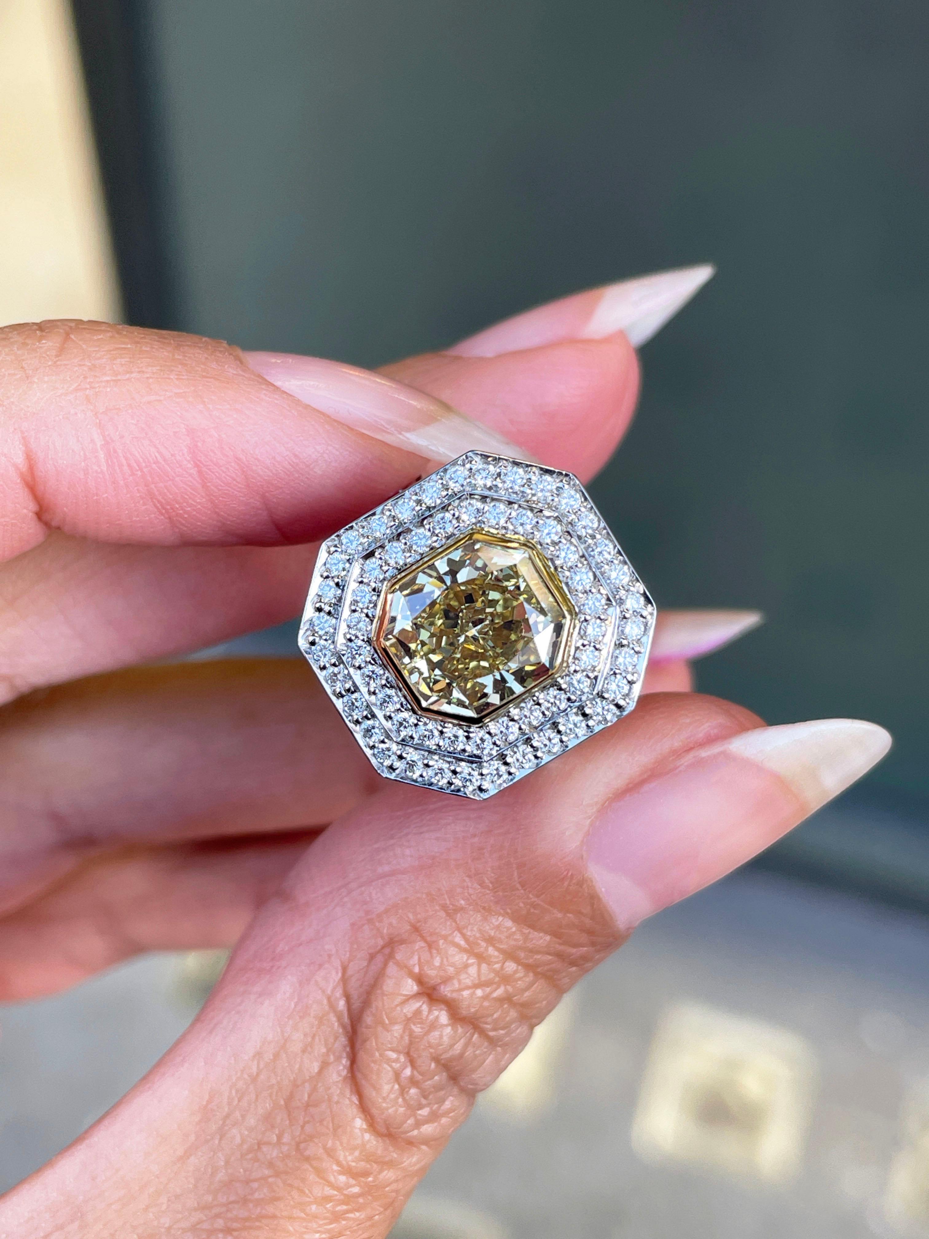 Achteckiger Doppel Halo-Cluster-Ring mit gelben und weißen Diamanten aus 18 Karat Gold und Platin im Zustand „Hervorragend“ in London, GB