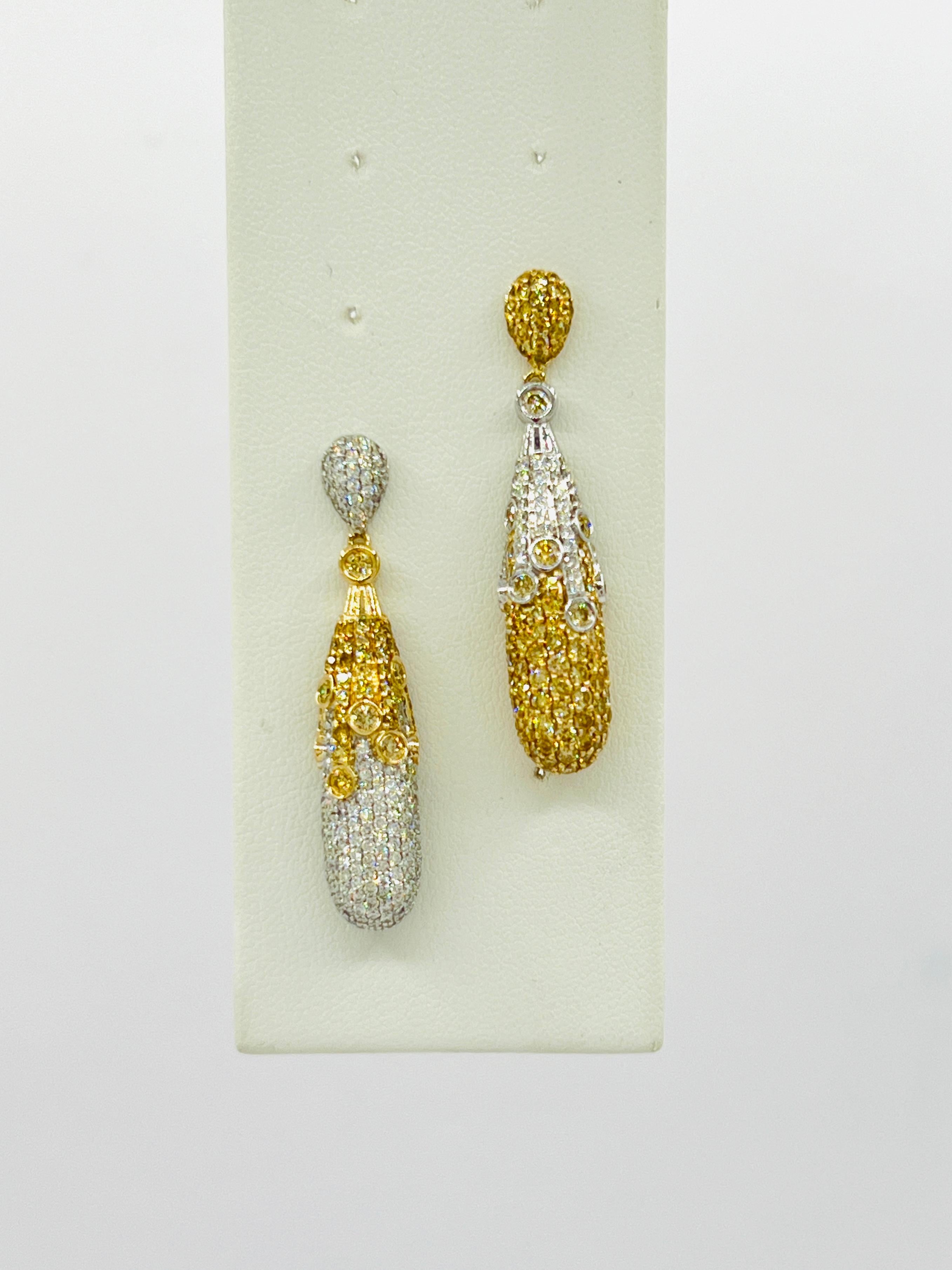 Yellow and White Diamond Dangle Earrings in 14K 2 Tone Gold In New Condition For Sale In Los Angeles, CA