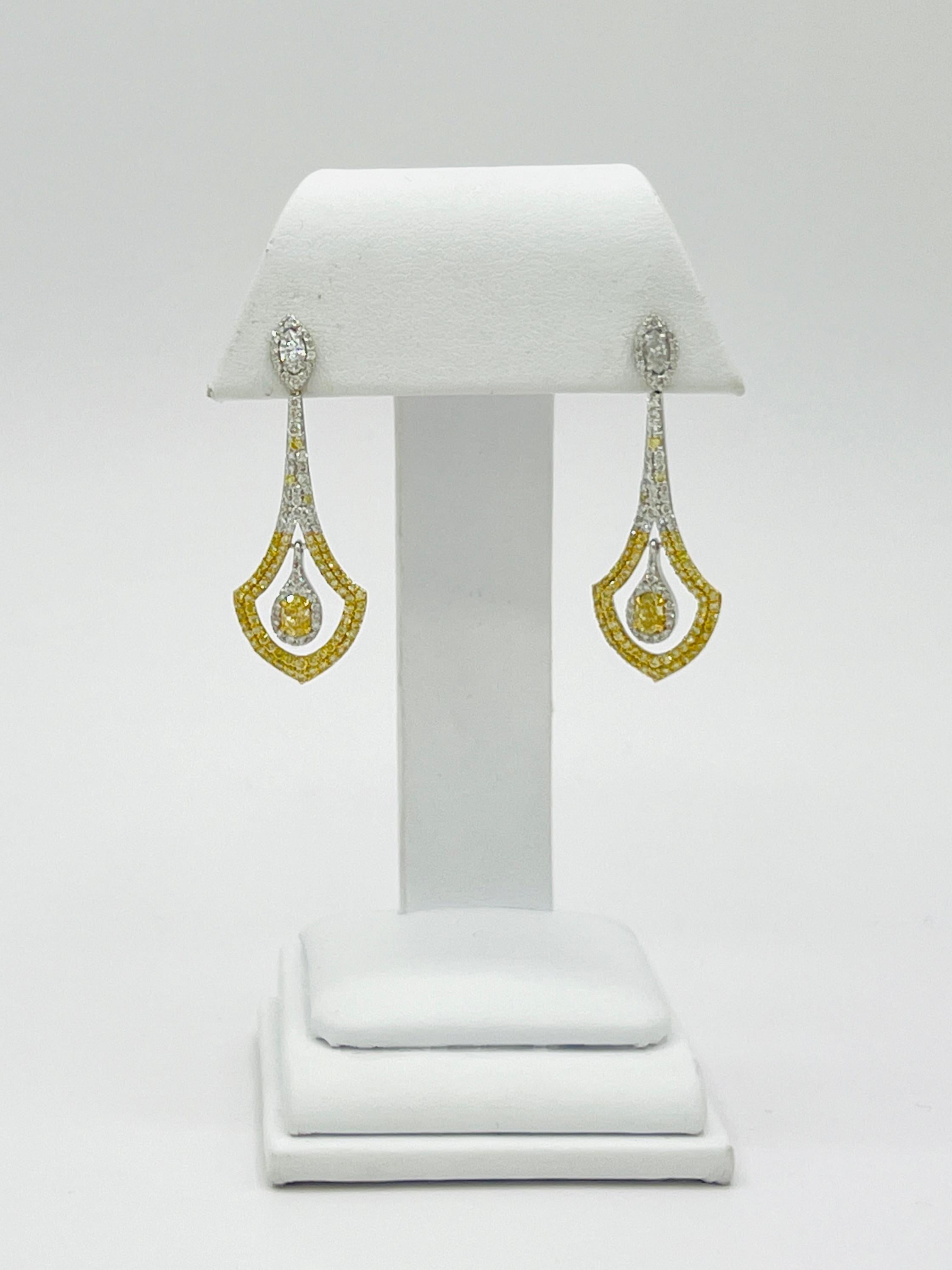 Yellow and White Diamond Dangle Earrings in 18k White Gold In Excellent Condition For Sale In Los Angeles, CA