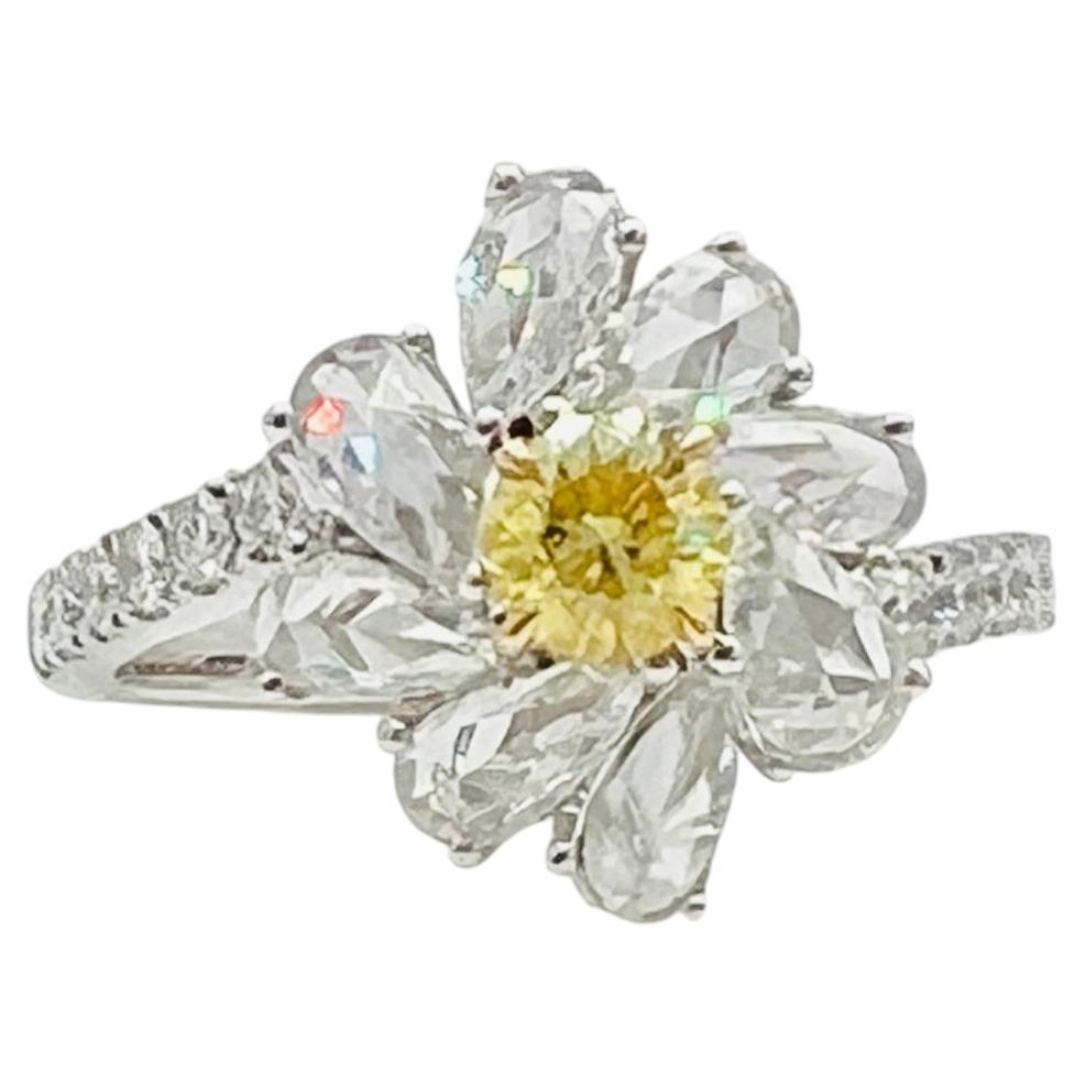 Anello con fiore in diamanti gialli e bianchi, in platino e oro giallo 18 carati