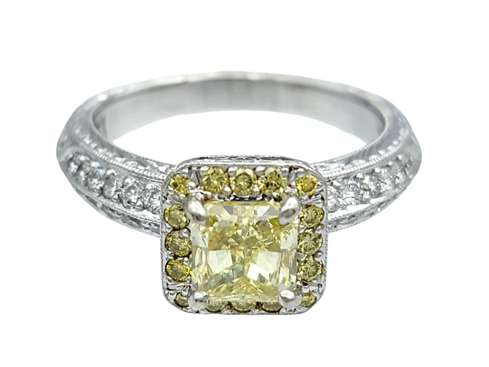 Ringgröße: 6

Dieser exquisite Verlobungsring aus Platin ist ein Meisterwerk der Farbe und der Handwerkskunst, das den Betrachter in seinen Bann zieht und verzaubert. Sein Herzstück ist ein gelber Diamant im Brillantschliff, der vor Wärme und