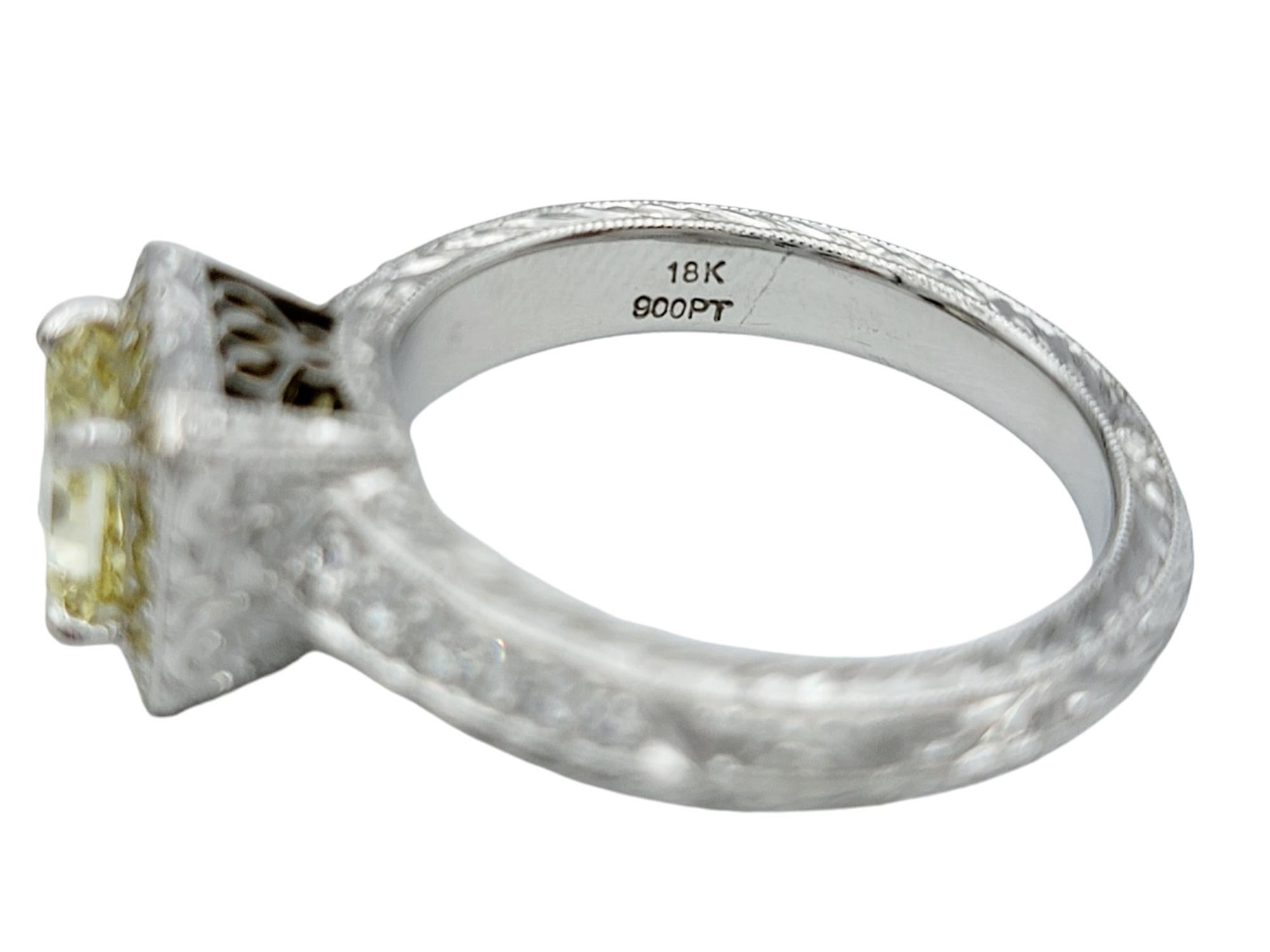 Verlobungsring aus poliertem Platin mit gelbem und weißem Diamanten im Halo-Stil (Radiantschliff) im Angebot