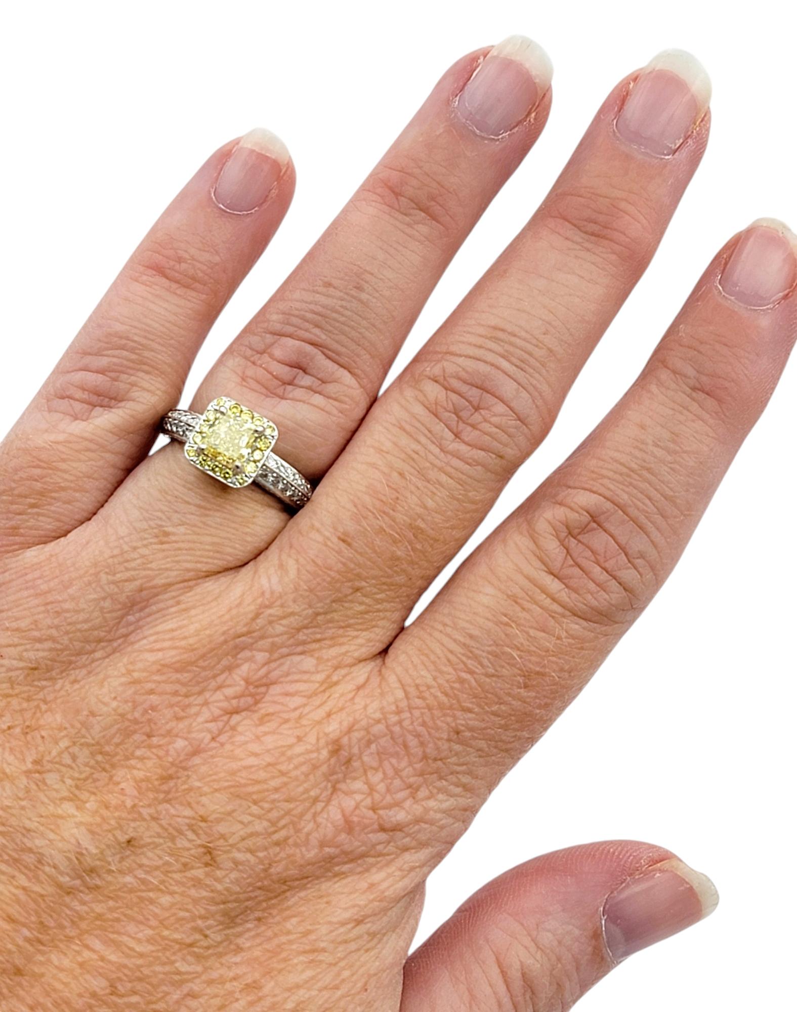 Verlobungsring aus poliertem Platin mit gelbem und weißem Diamanten im Halo-Stil Damen im Angebot