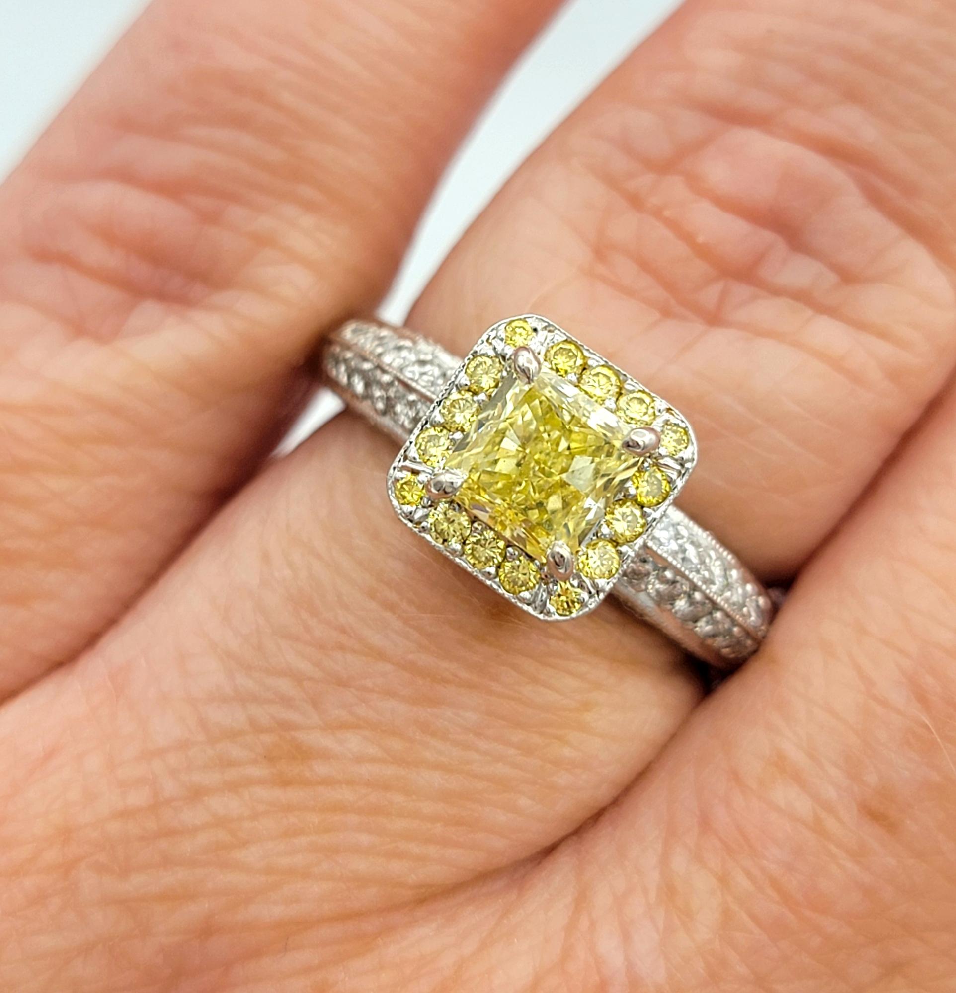 Verlobungsring aus poliertem Platin mit gelbem und weißem Diamanten im Halo-Stil im Angebot 1