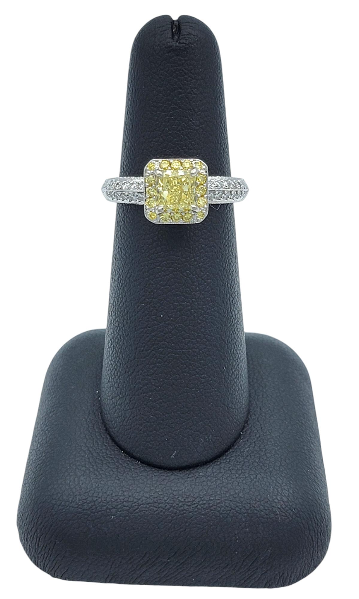Verlobungsring aus poliertem Platin mit gelbem und weißem Diamanten im Halo-Stil im Angebot 2