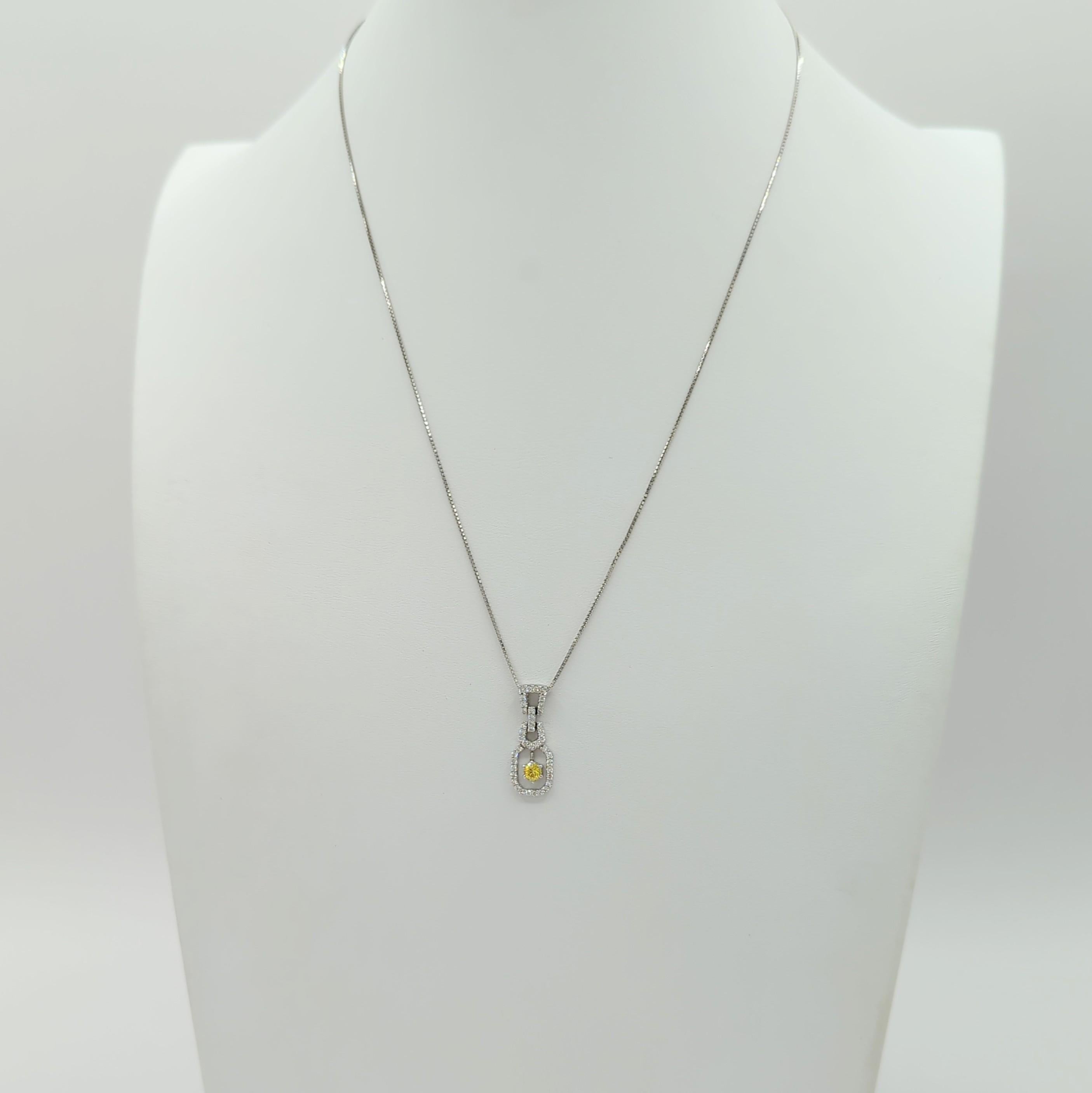 Yellow and White Diamond Pendant Necklace in 18K White Gold In New Condition For Sale In Los Angeles, CA