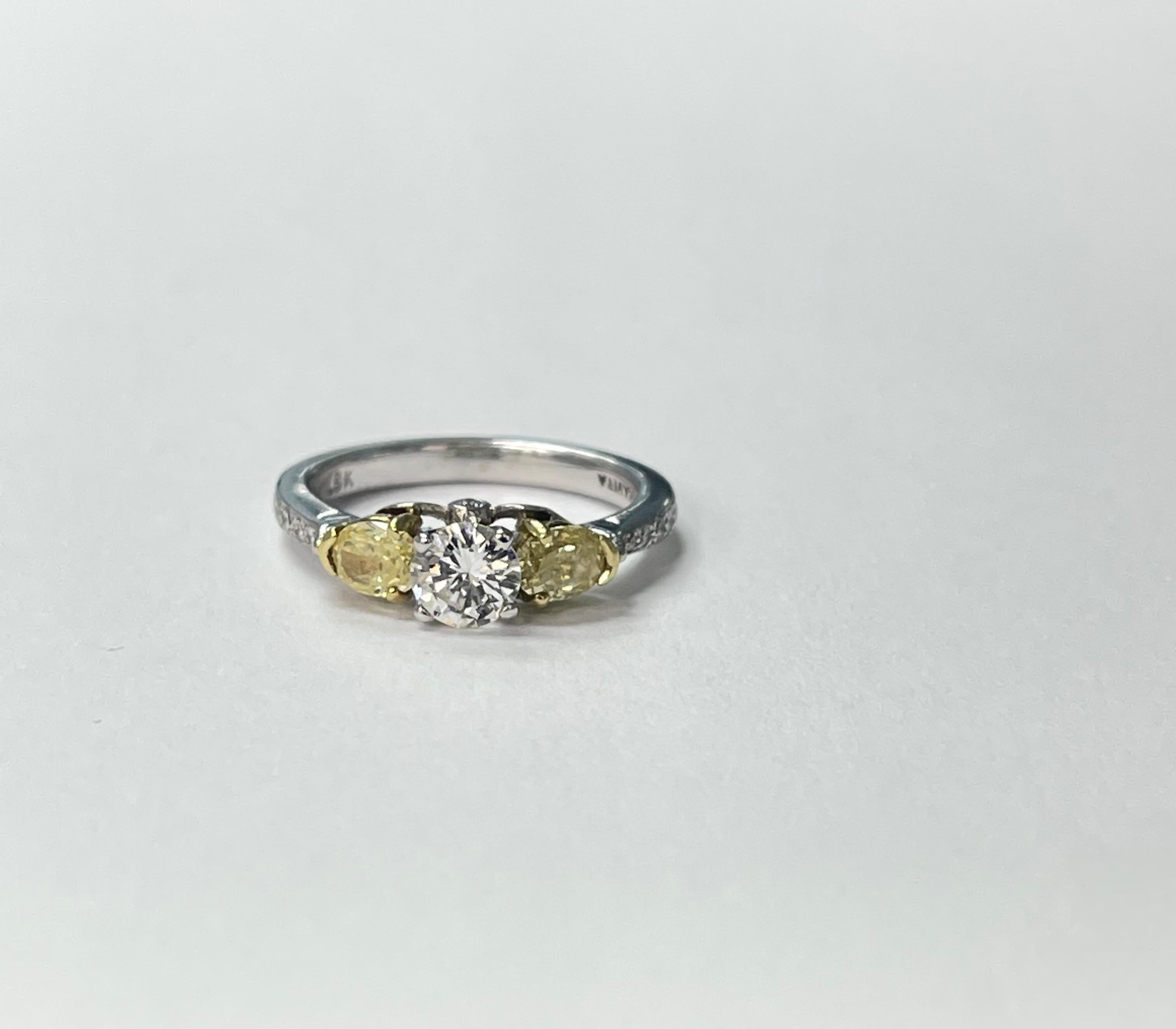 Bague à trois pierres en diamant jaune et blanc magnifiquement réalisée à la main en or blanc et jaune 18k. 

Les détails sont les suivants : 
Poids total des diamants : 1,25 carat (diamant jaune et blanc) 
Métal : or blanc 18k 
Taille de l'anneau :