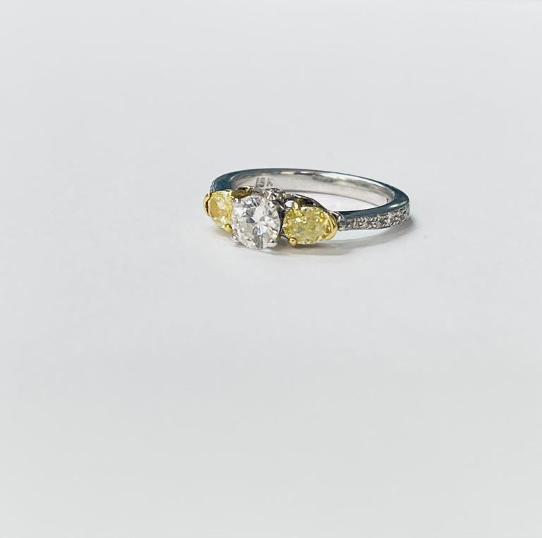 Yellow and White Diamond Three Stone Ring in 18k Gold For Sale at 1stDibs