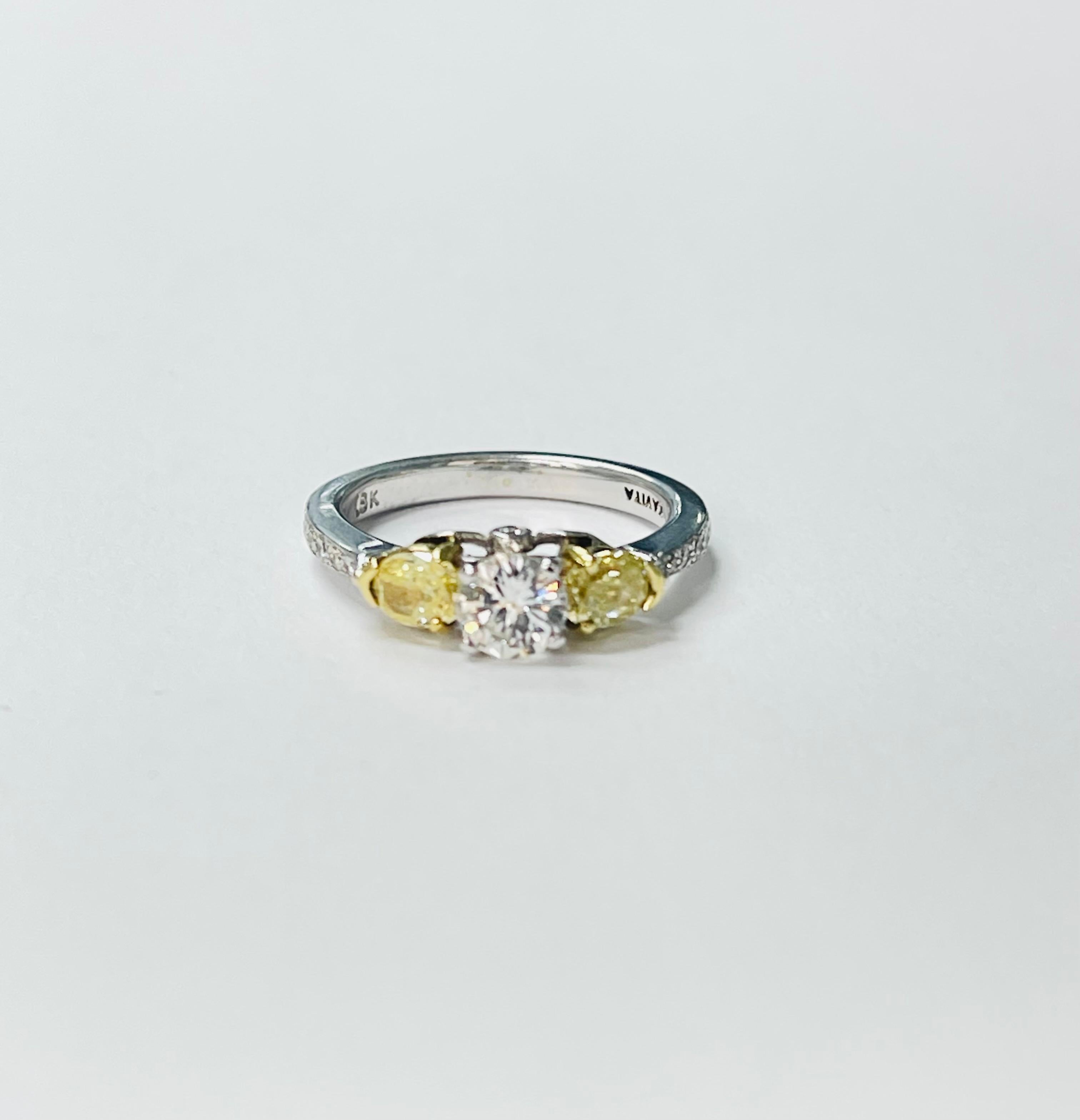 Bague à trois pierres en or 18 carats avec diamants jaunes et blancs.  Unisexe en vente