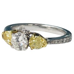 Anello a tre pietre con diamante giallo e bianco in oro 18 carati