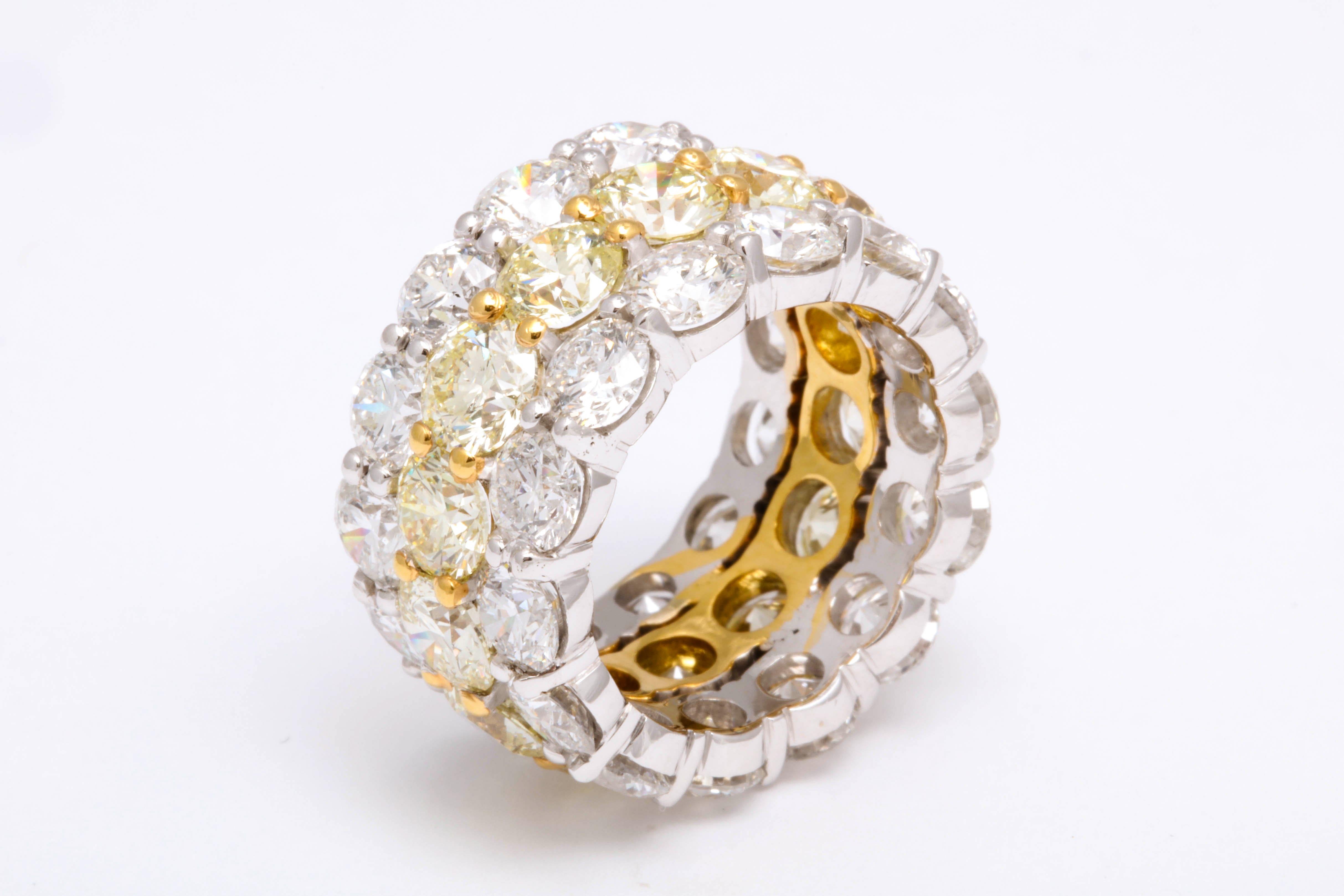 
Over 17 carats of diamonds! A beautiful wide band, full of sparkle!

7.40 carats of light yellow round brilliant cut diamonds set in the center, a total of 9.90 carats of white round brilliant cut diamonds set on each side.

Approximately 12.7 mm