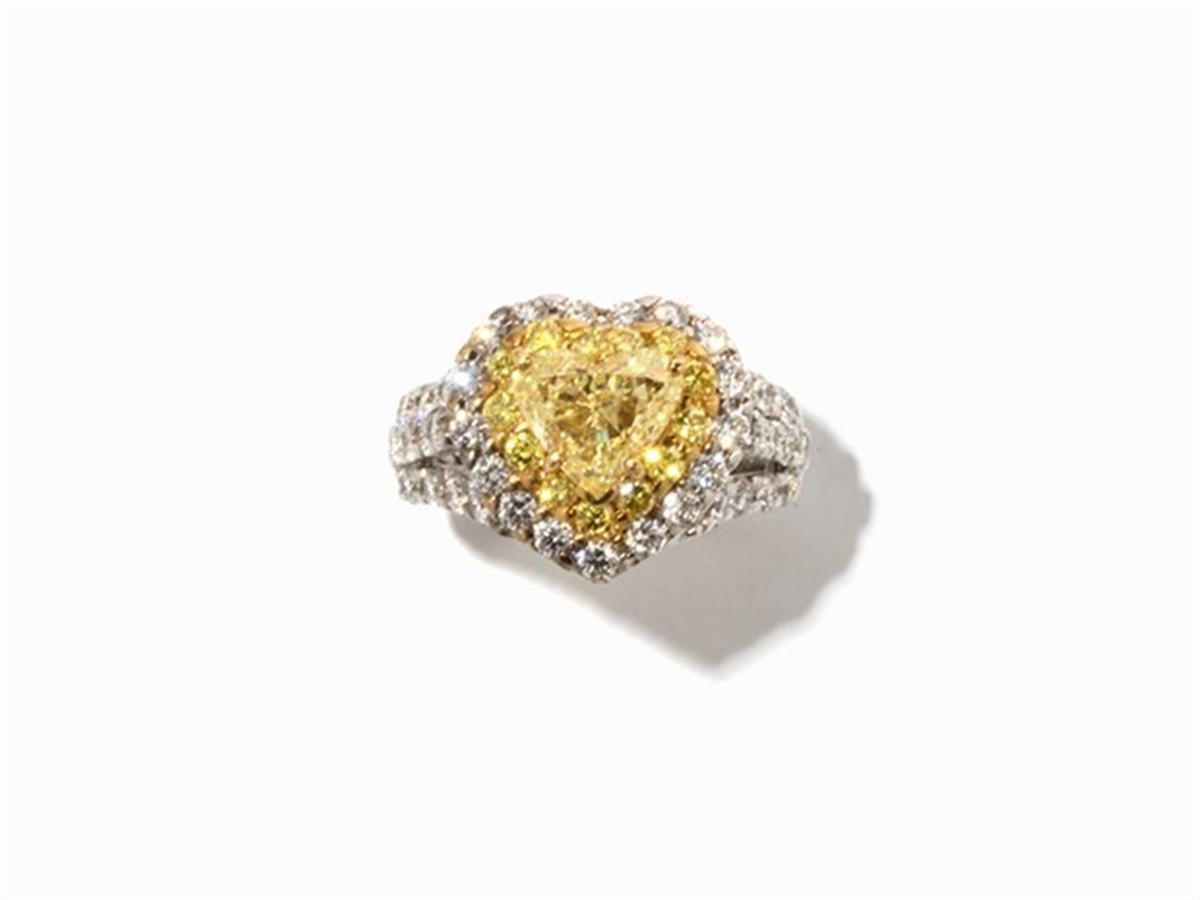 Women's more unusual yellow 1, 42 ct diamond-heart ring 18k gold For Sale