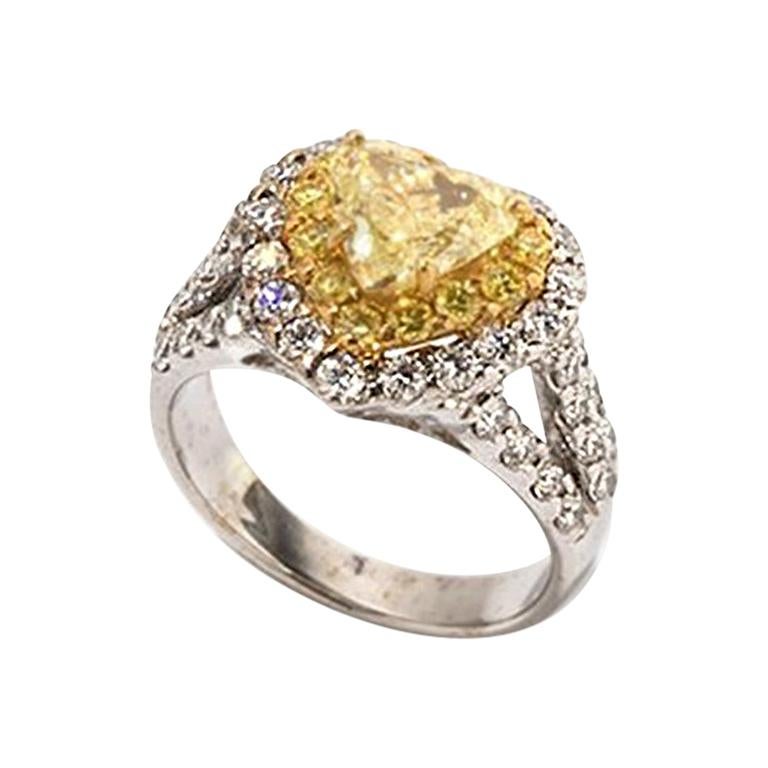 more unusual yellow 1, 42 ct diamond-heart ring 18k gold For Sale