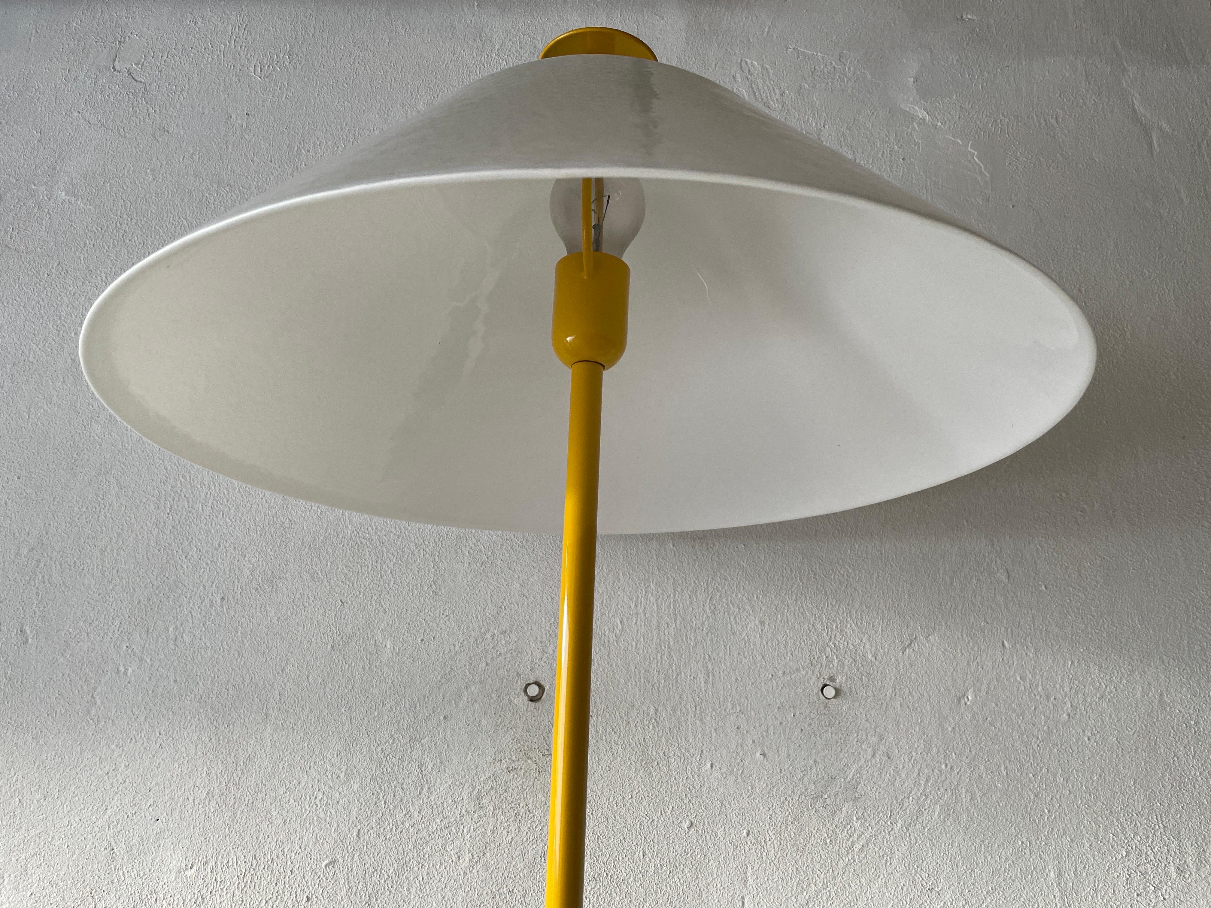Yellow and White Glass Shade Floor Lamp by VeArt, 1970s, Italy In Good Condition For Sale In Hagenbach, DE