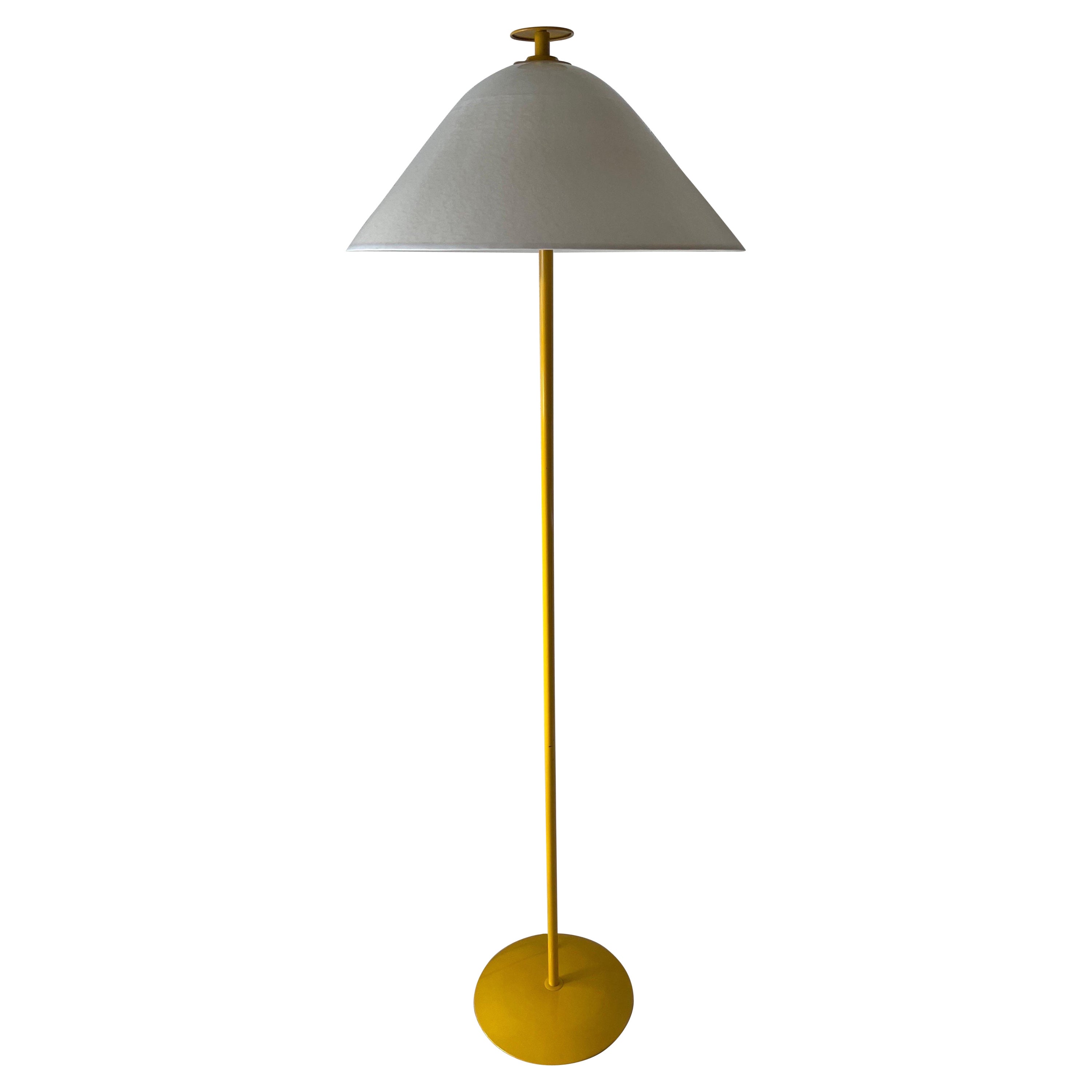 Lampada da terra con paralume in vetro giallo e bianco di VeArt, anni '70, Italia