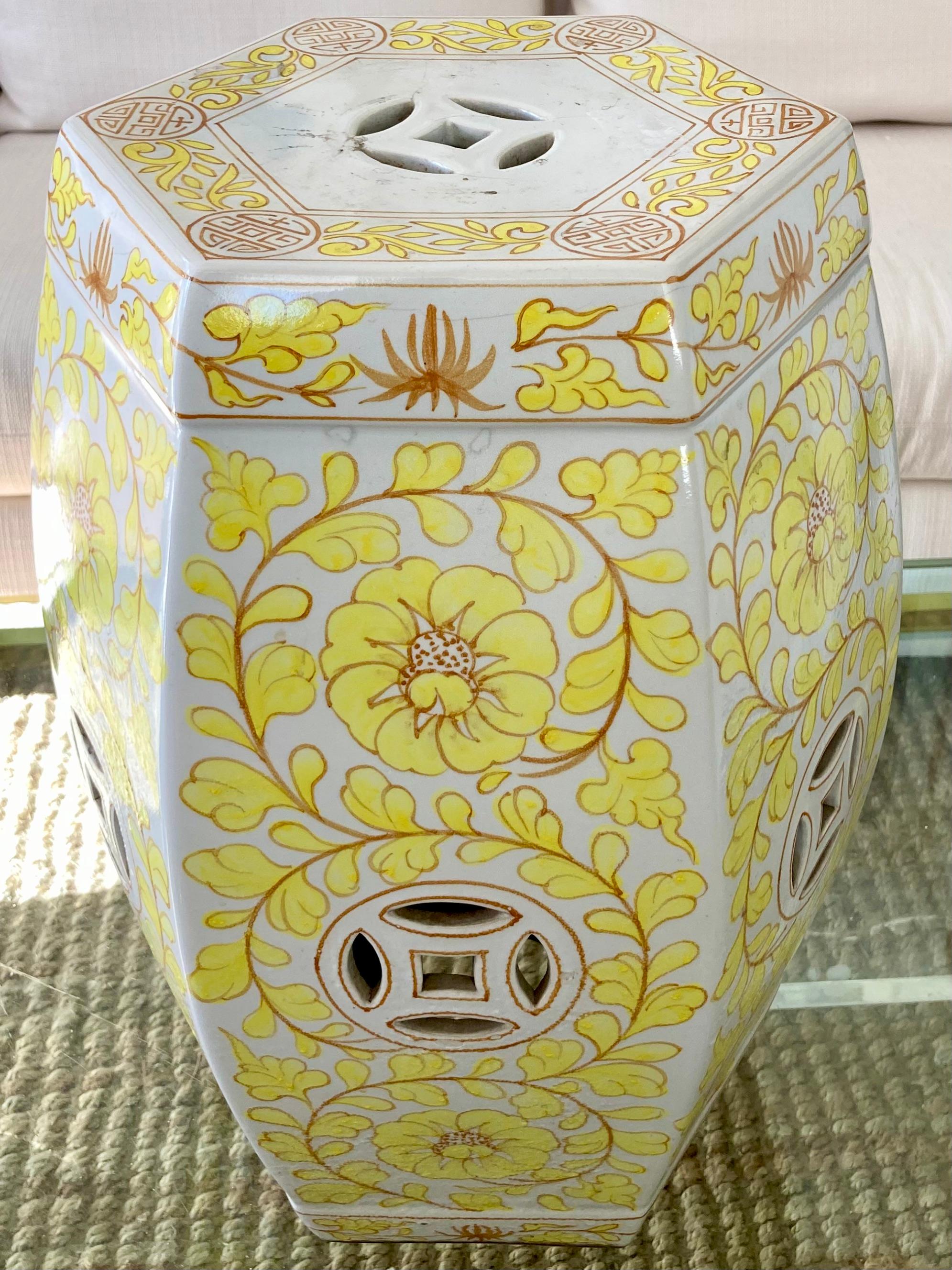 Gelber und weiß glasierter Keramik-Gartensitz (Sonstiges) im Angebot