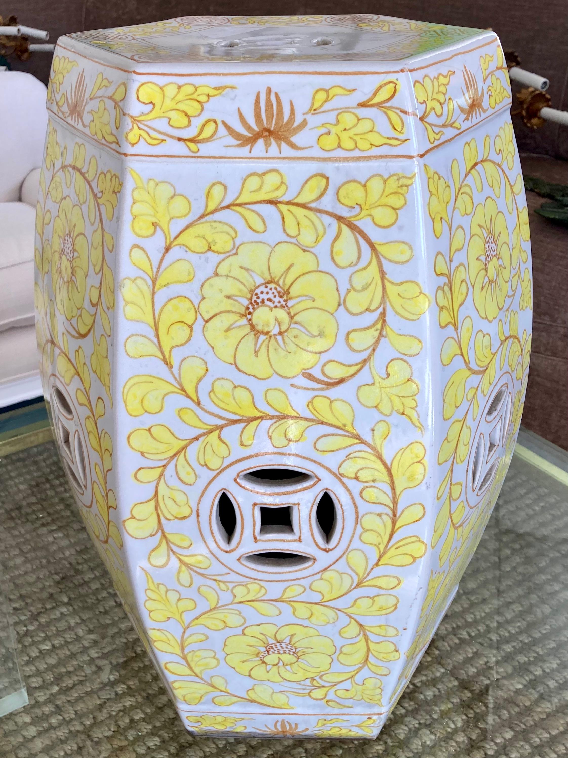 Gelber und weiß glasierter Keramik-Gartensitz (Chinesisch) im Angebot