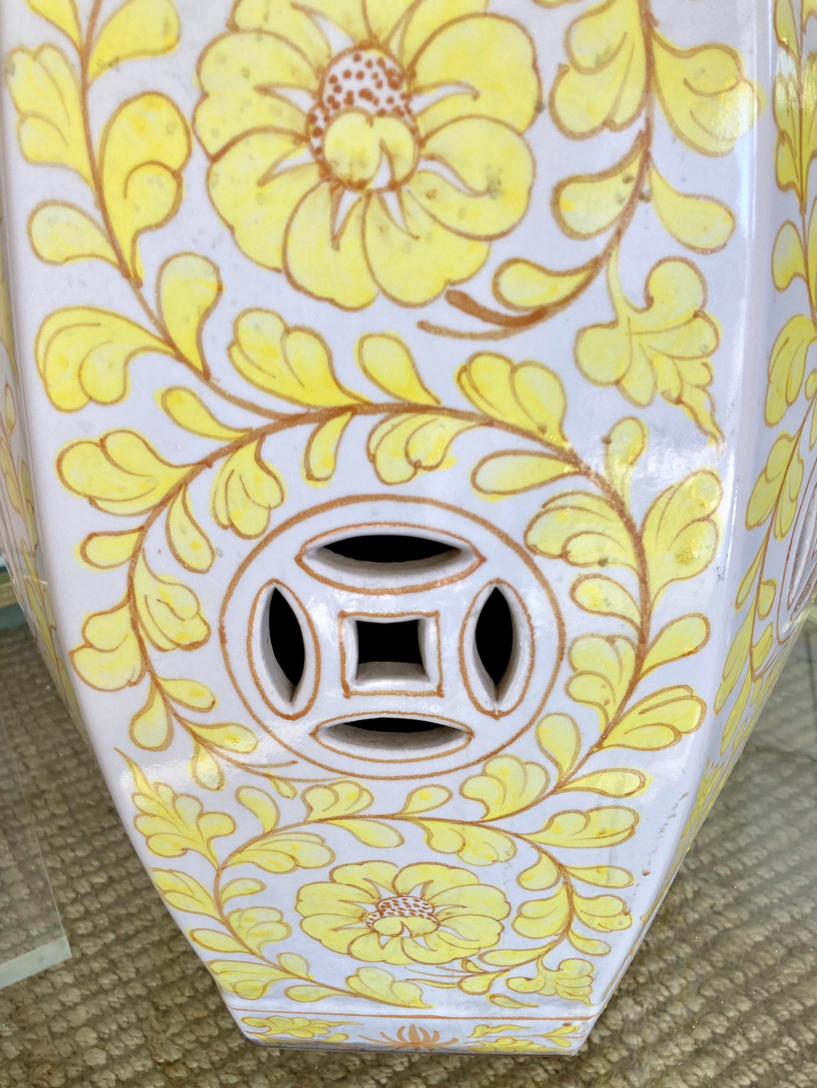 Gelber und weiß glasierter Keramik-Gartensitz im Angebot 2