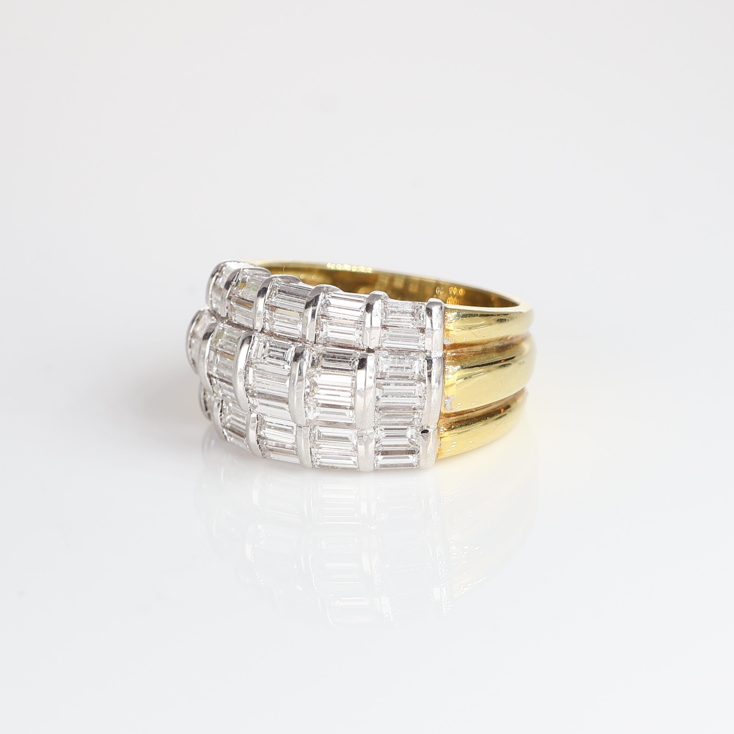 Gelb- und Weißgoldband Vintage-Ring mit Baguette-Diamanten 2,68 Karat (Baguetteschliff) im Angebot