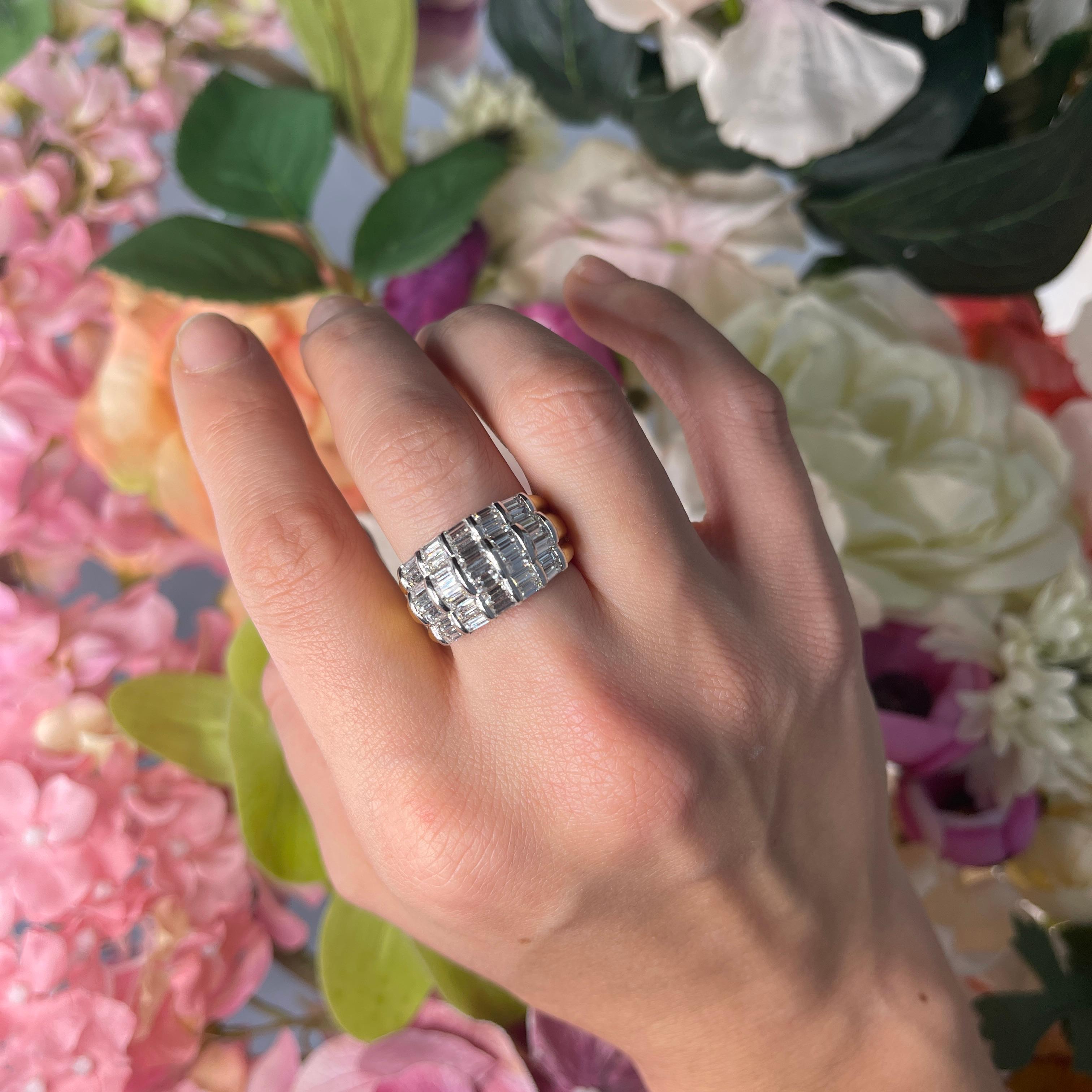 Gelb- und Weißgoldband Vintage-Ring mit Baguette-Diamanten 2,68 Karat im Angebot 1