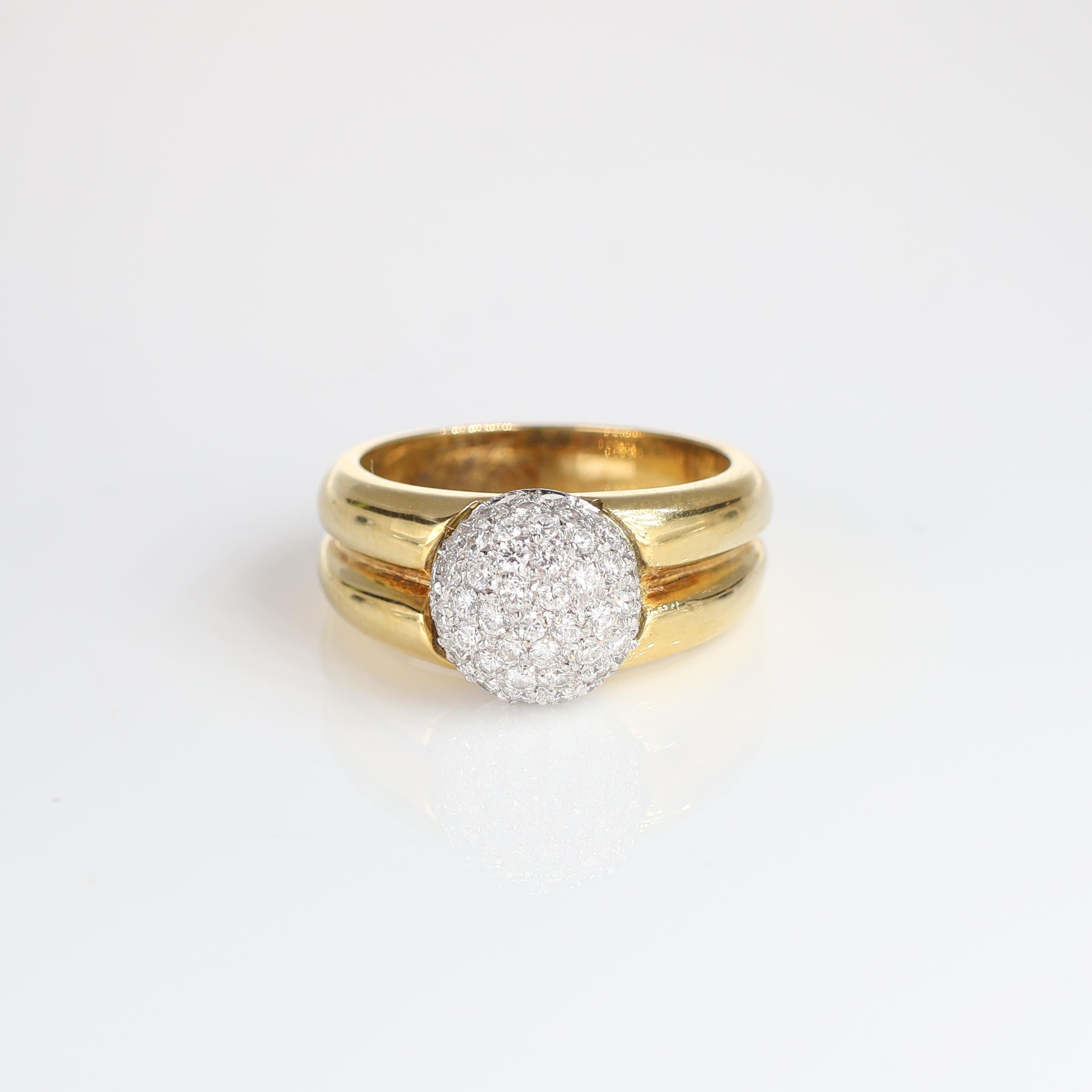 NOTE IMPORTANTE :
✔ Aucun coût supplémentaire ne sera ajouté à cette commande.
✔ Les frais d'expédition et de douane sont entièrement à notre charge.
--------------------
Cette bague raffinée en or jaune 18kt présente un superbe dôme en or blanc