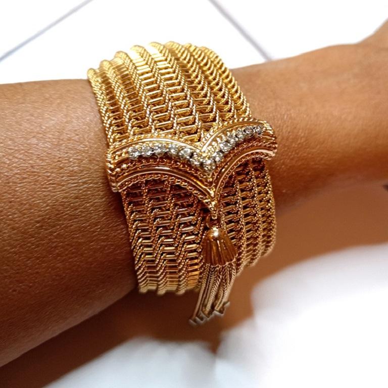 This is an incredible piece.
Its beauty consists in a unique manufacturing quality; the weave is extremely accurate and refined, yet the bracelet is exceptionally strong and robust. Indeed, the weight of the bracelet is 124.2 g
The brightness of the