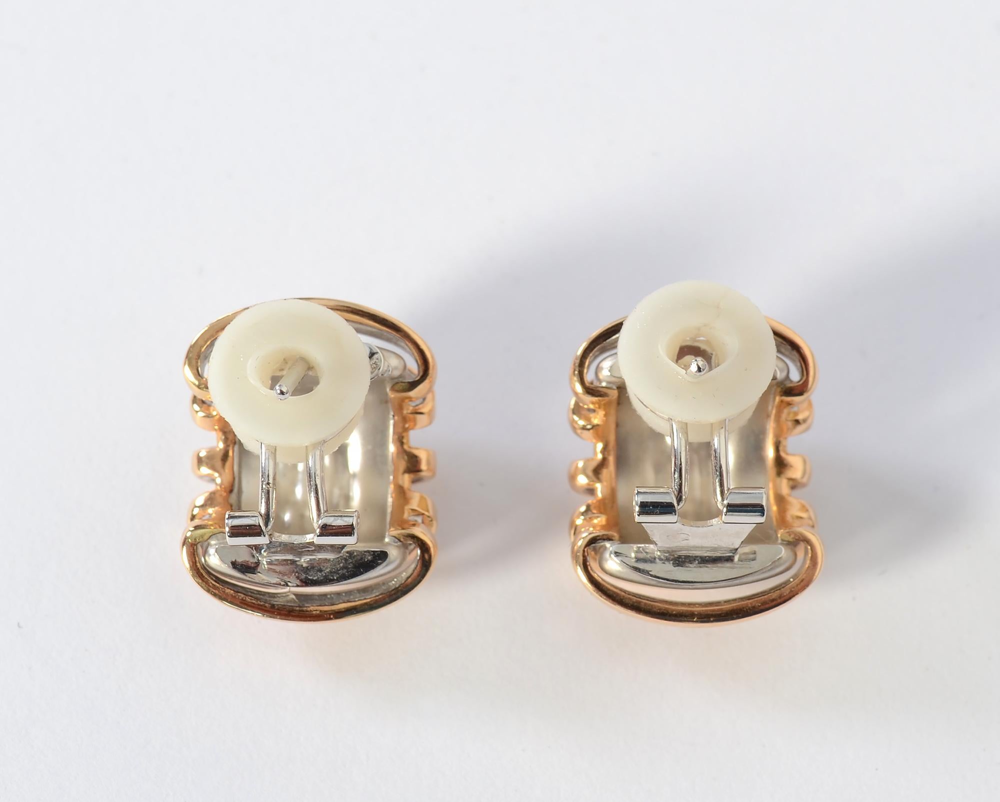 Moderno Orecchini a cerchio Huggie in oro giallo e bianco con diamanti in vendita