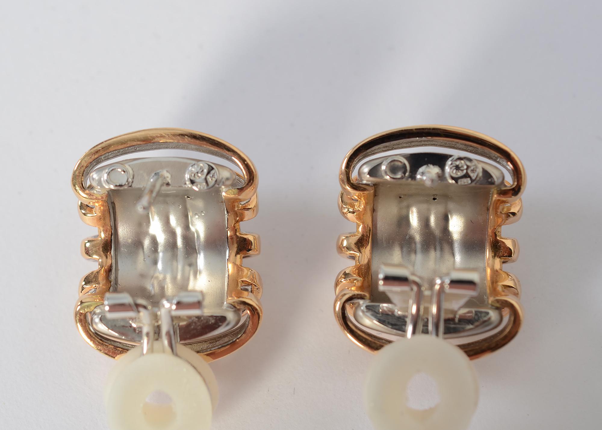 Taglio rotondo Orecchini a cerchio Huggie in oro giallo e bianco con diamanti in vendita