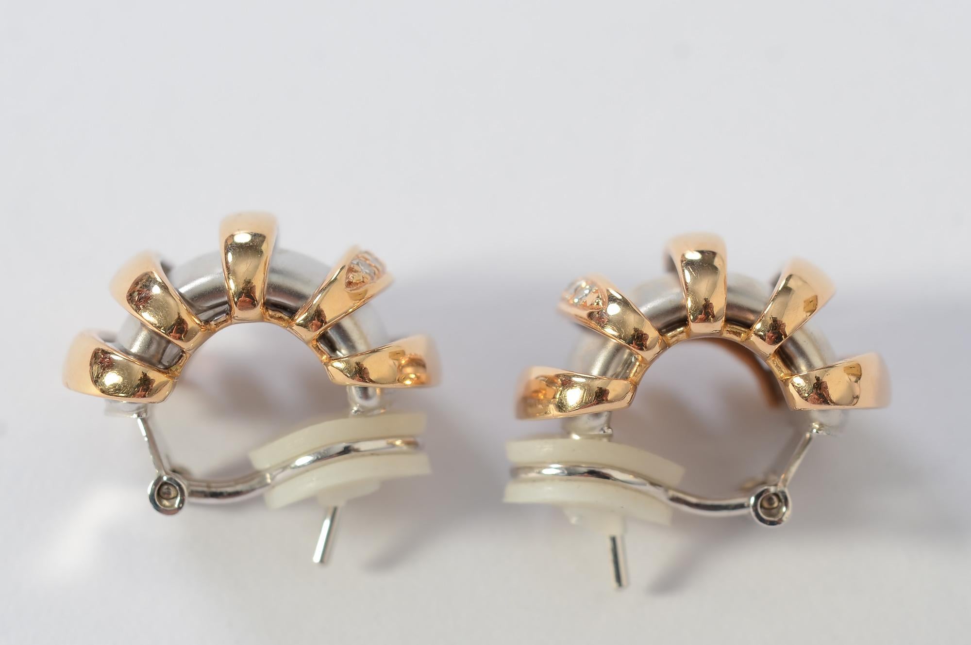 Huggie-Ohrringe aus Gelb- und Weißgold mit Diamanten im Zustand „Hervorragend“ im Angebot in Darnestown, MD