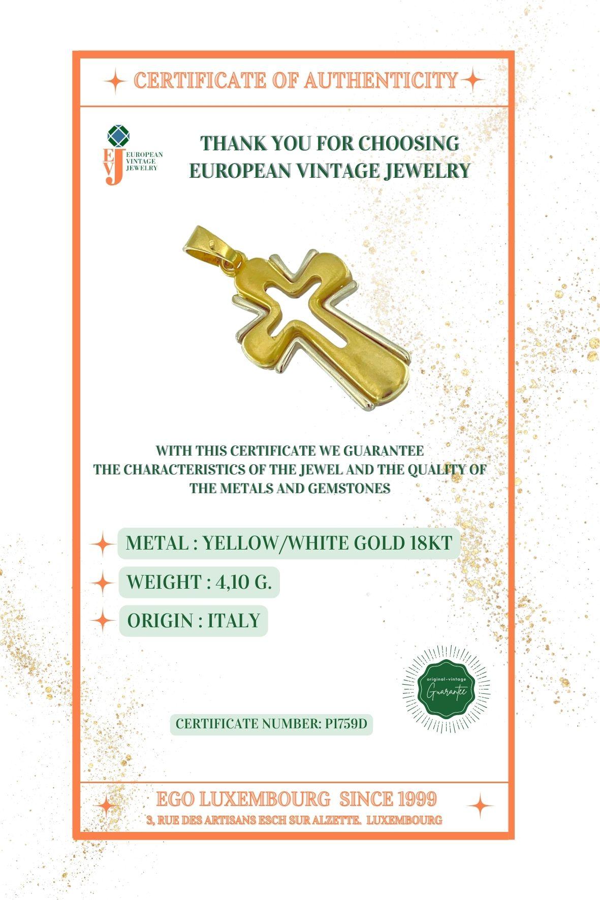 Croix italienne en or jaune et blanc satiné en vente 1