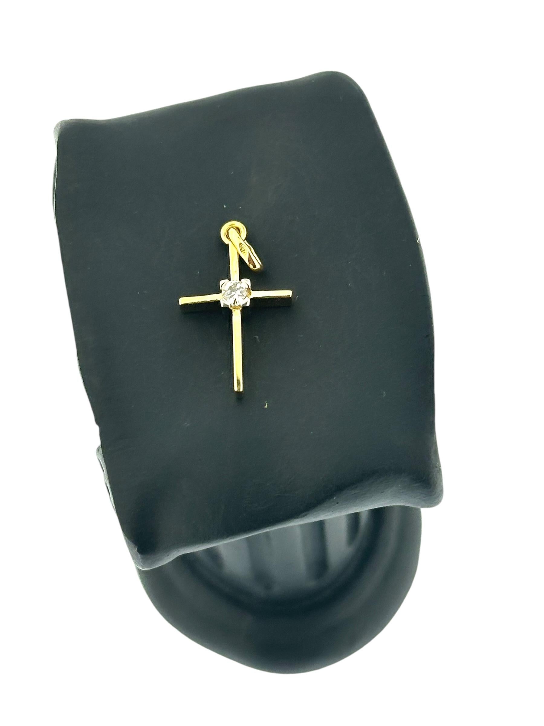 Dieses Solitär-Kreuz aus Gelb- und Weißgold ist ein raffiniertes und elegantes Stück, das aus 18-karätigem Gold gefertigt ist. Das Kreuz zeichnet sich durch ein minimalistisches, aber raffiniertes Design aus, das Gelb- und Weißgold zu einem