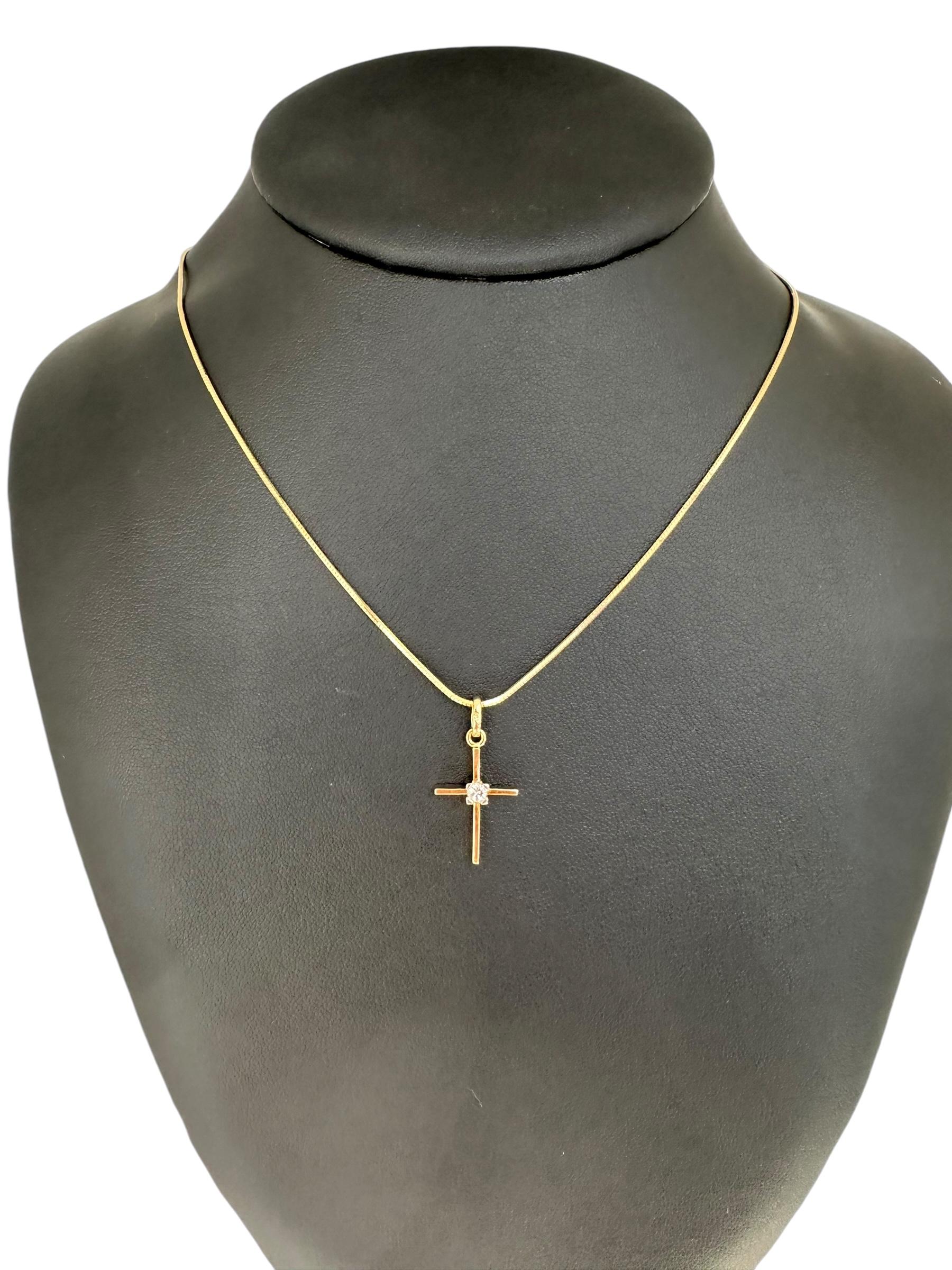 Kreuz mit Solitär aus Gelb- und Weißgold (Moderne) im Angebot