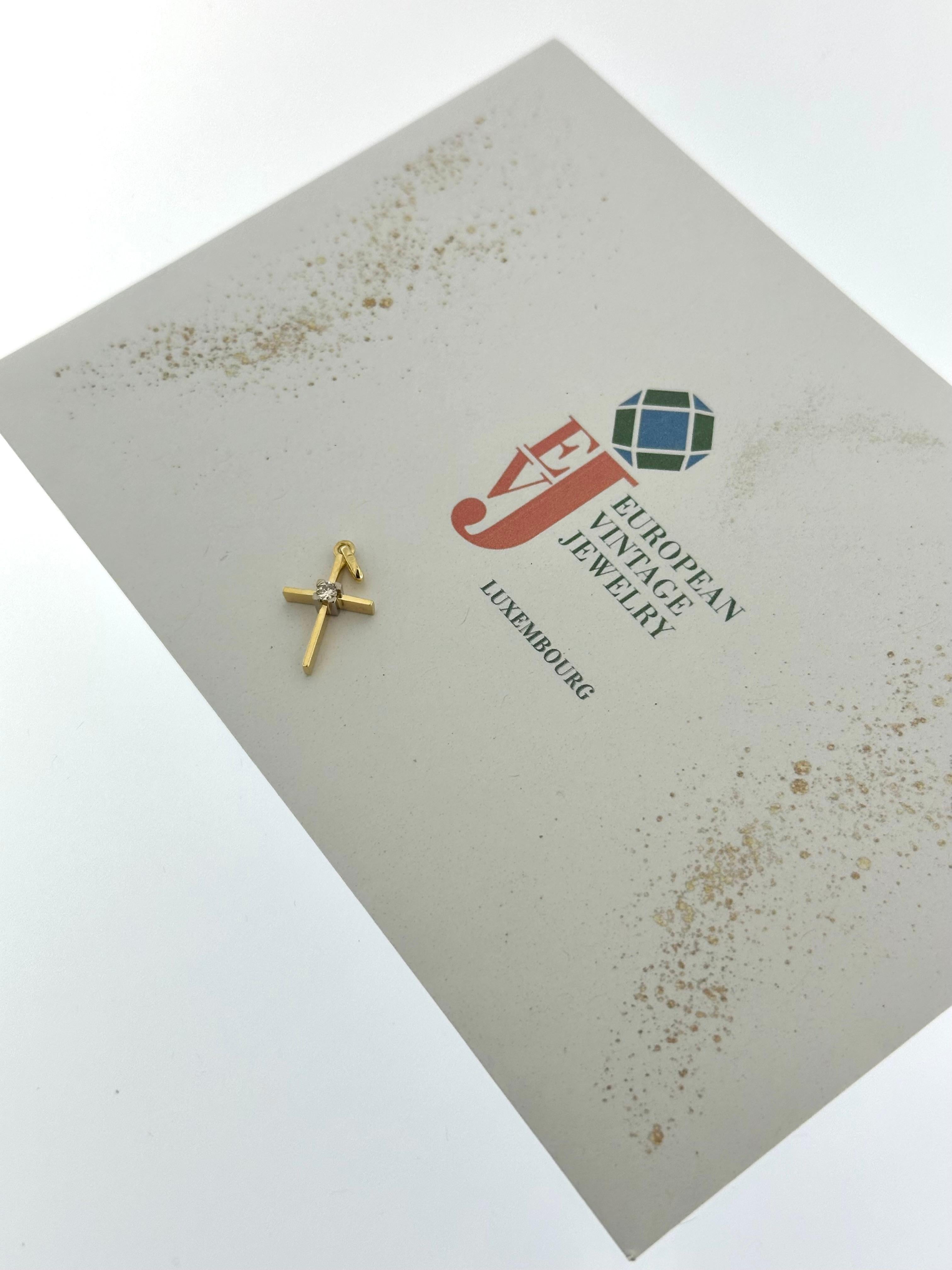 Kreuz mit Solitär aus Gelb- und Weißgold im Angebot 3