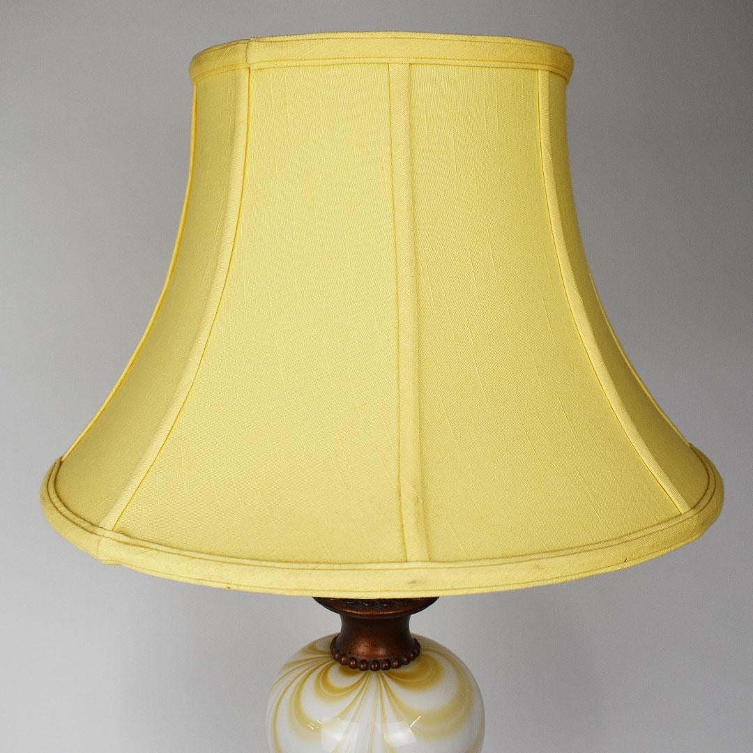 20ième siècle Lampe de bureau en verre d'art de Murano marbré jaune et blanc avec abat-jour en vente
