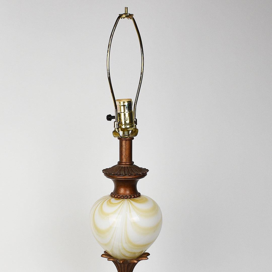 Verre d'art Lampe de bureau en verre d'art de Murano marbré jaune et blanc avec abat-jour en vente