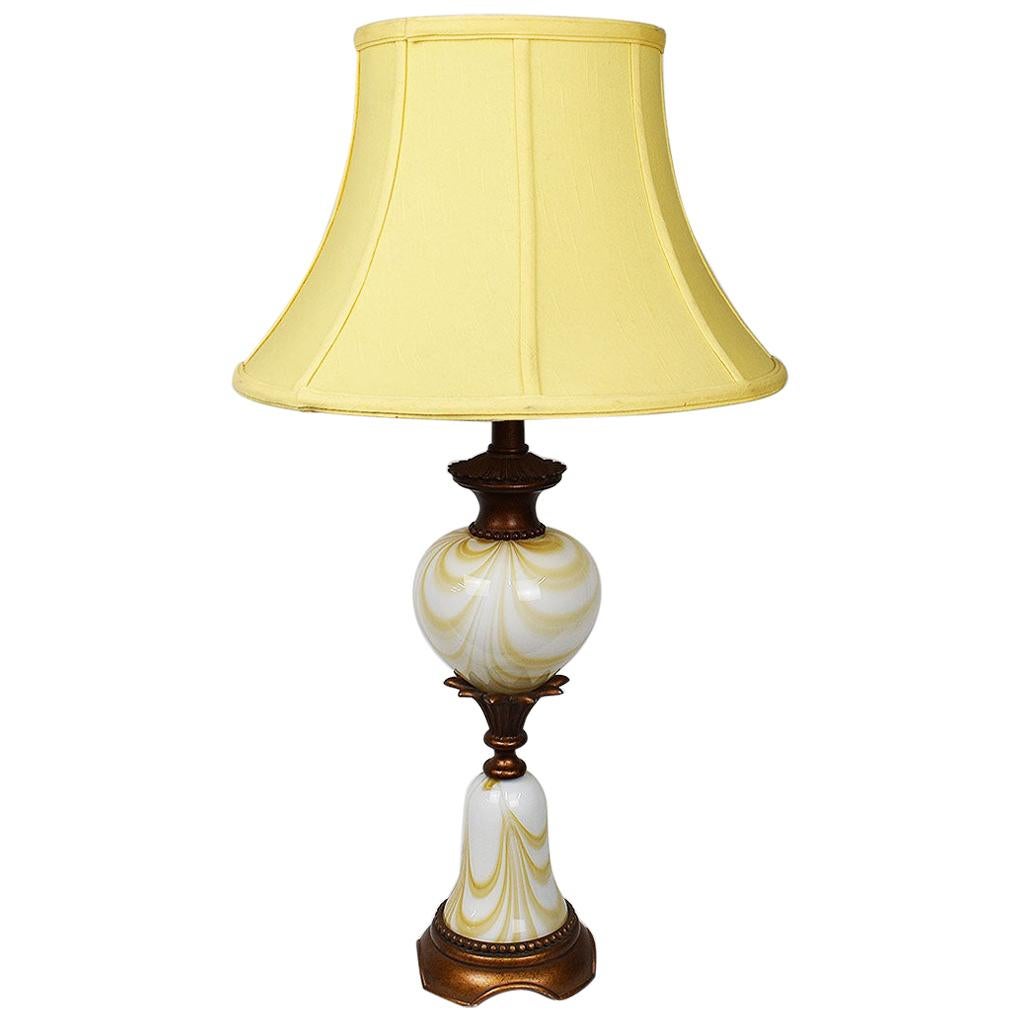 Lampe de bureau en verre d'art de Murano marbré jaune et blanc avec abat-jour en vente