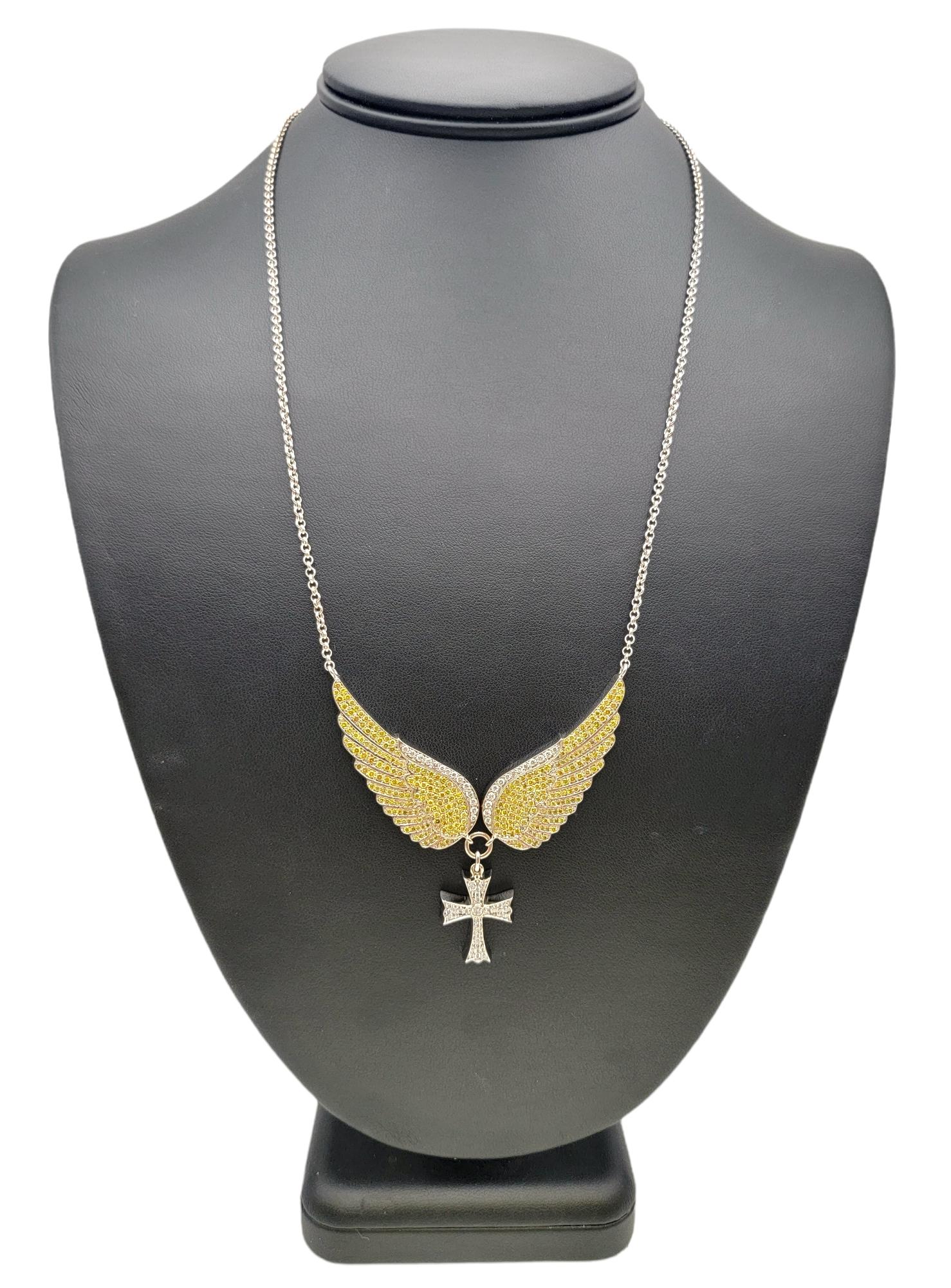 Collier croix et ailes en or blanc 14 carats avec diamants pavés jaunes et blancs en vente 7