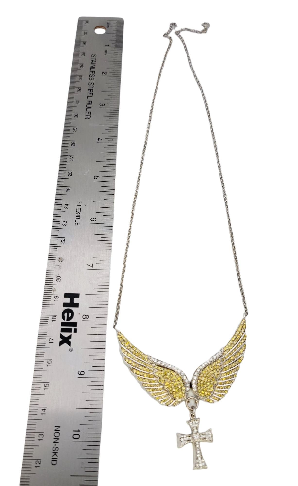Collier croix et ailes en or blanc 14 carats avec diamants pavés jaunes et blancs en vente 8