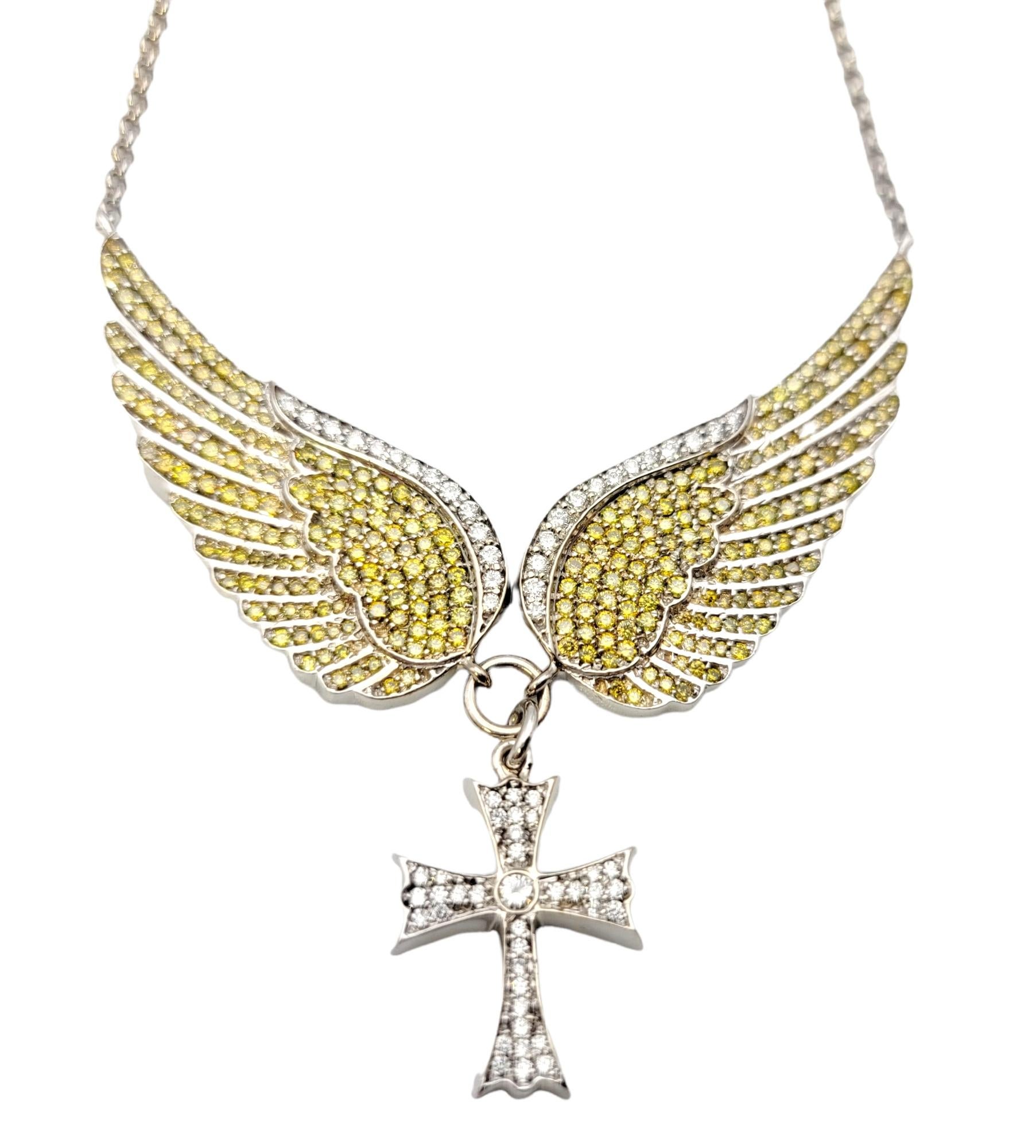 Contemporain Collier croix et ailes en or blanc 14 carats avec diamants pavés jaunes et blancs en vente